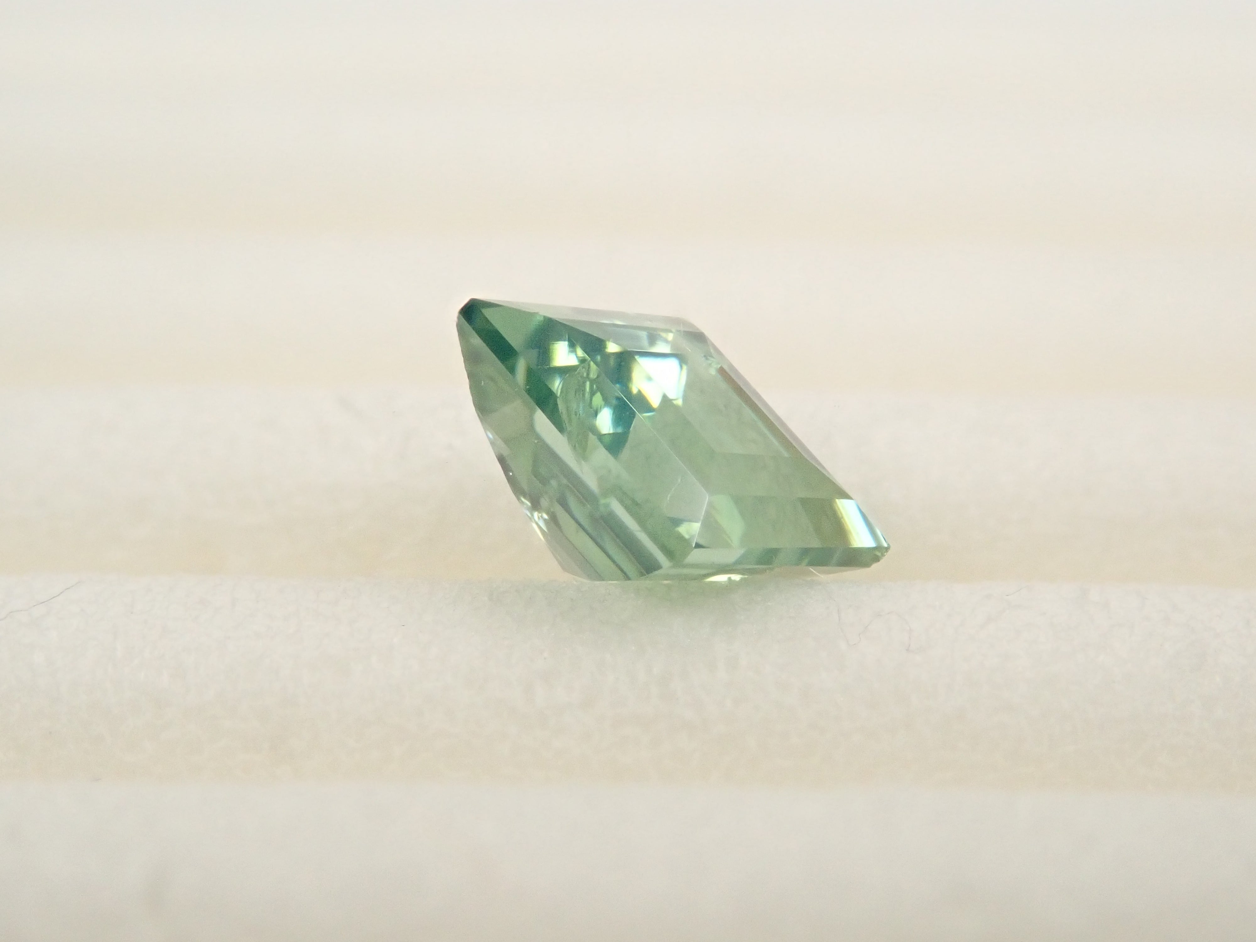スリランカ産グリーンジルコン 0.494ctルース