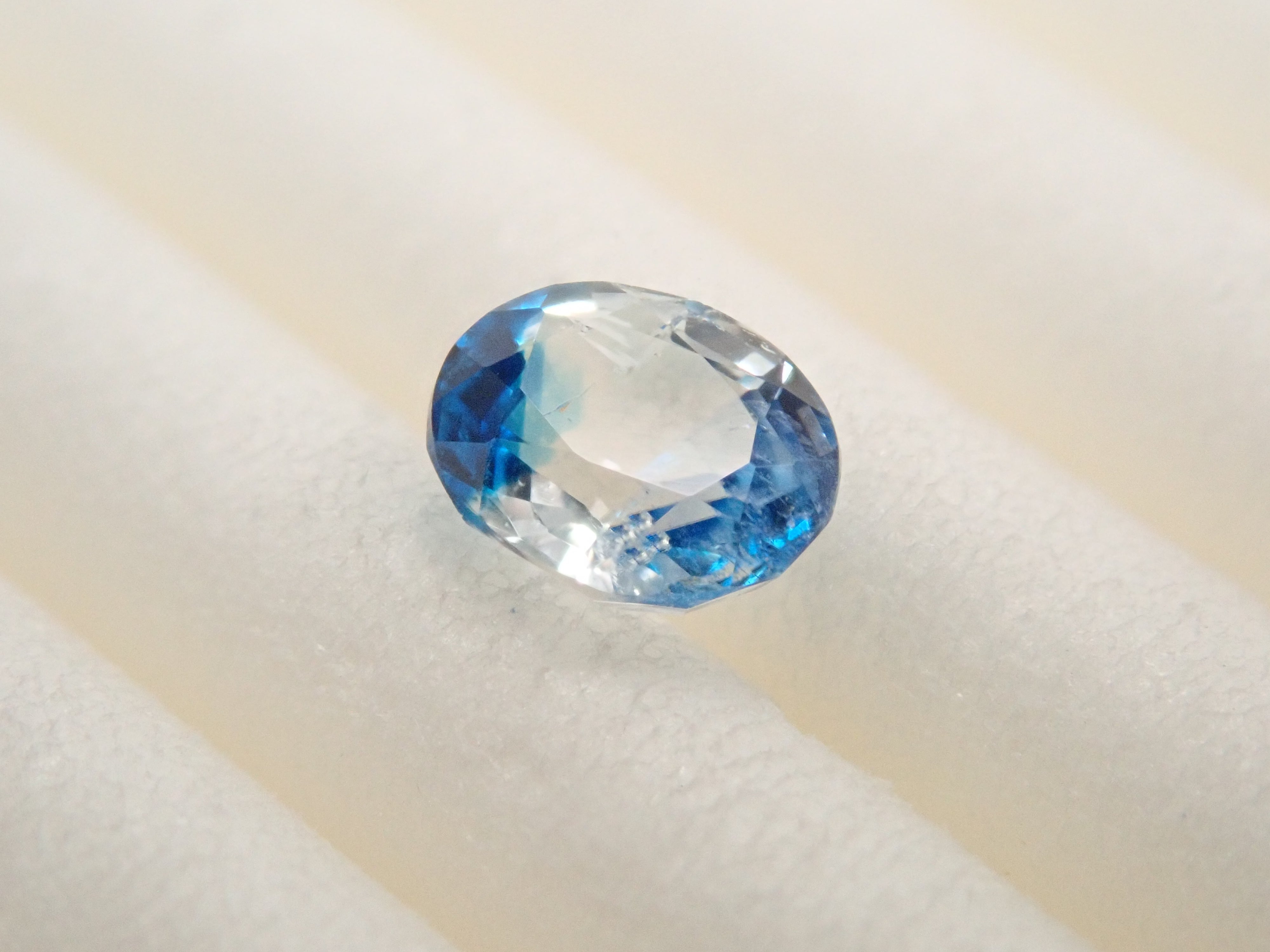 ジンバブエ産バイカラーユークレース 0.227ctルース