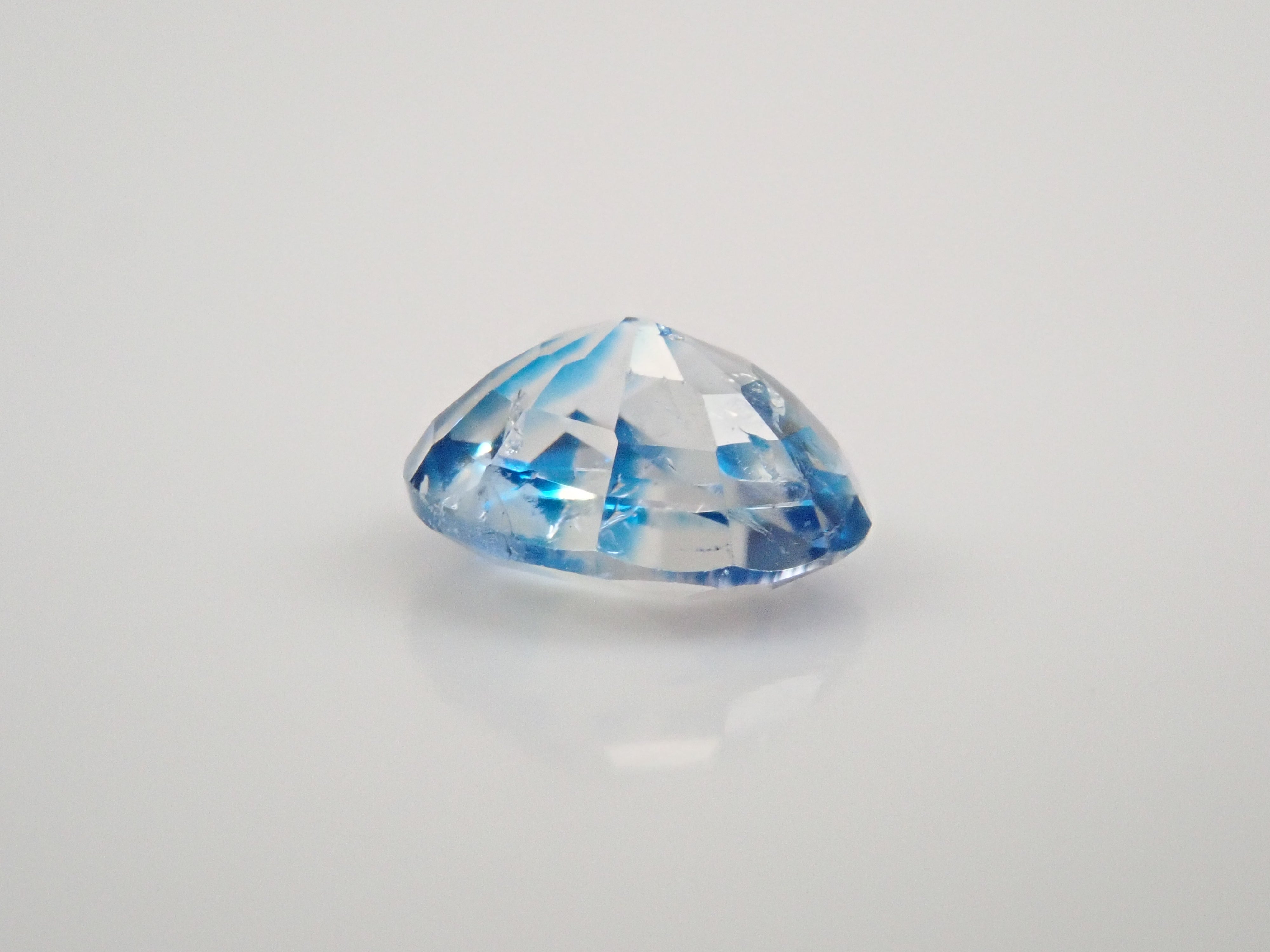 ジンバブエ産バイカラーユークレース 0.227ctルース