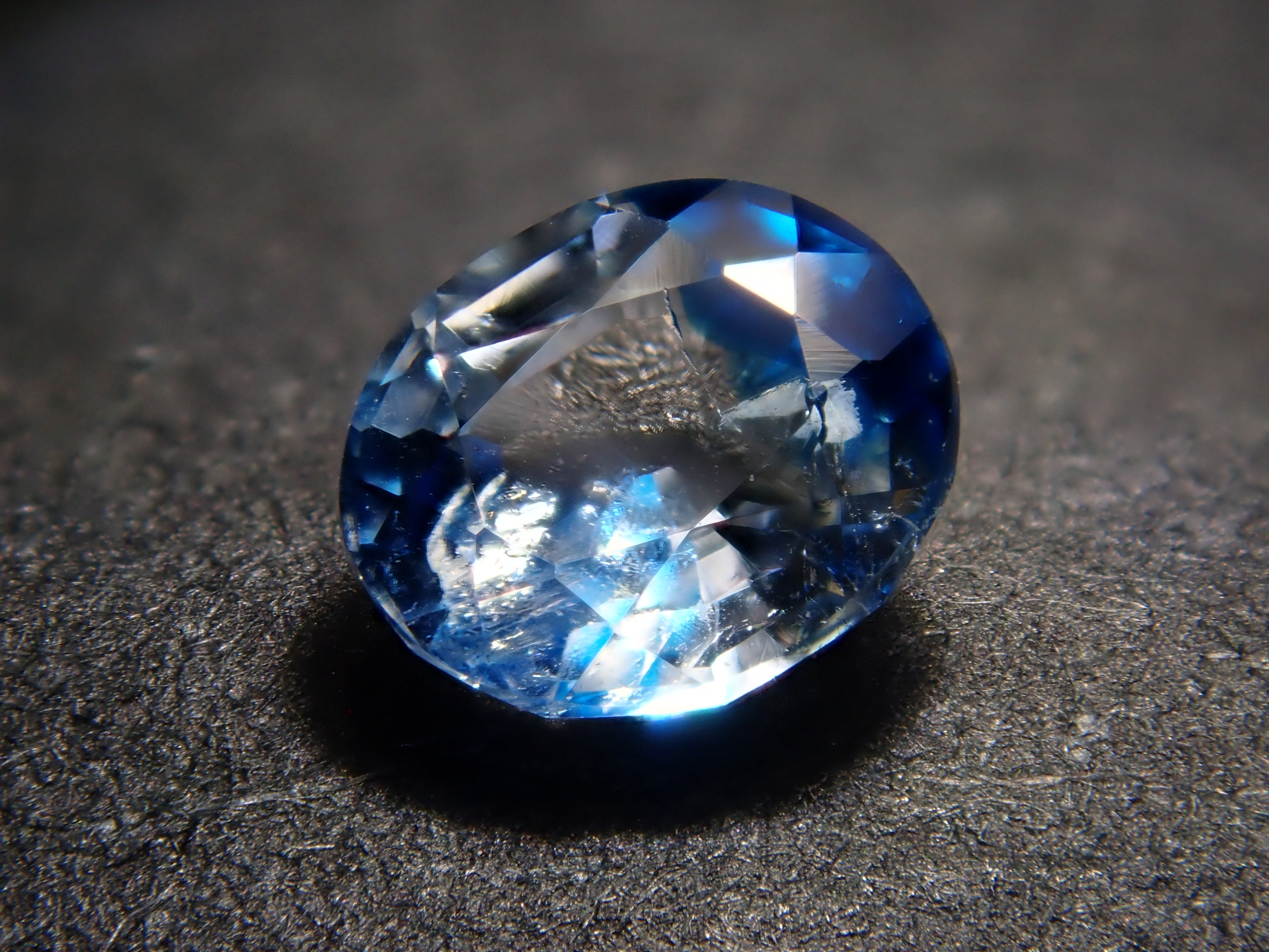 ジンバブエ産バイカラーユークレース 0.227ctルース