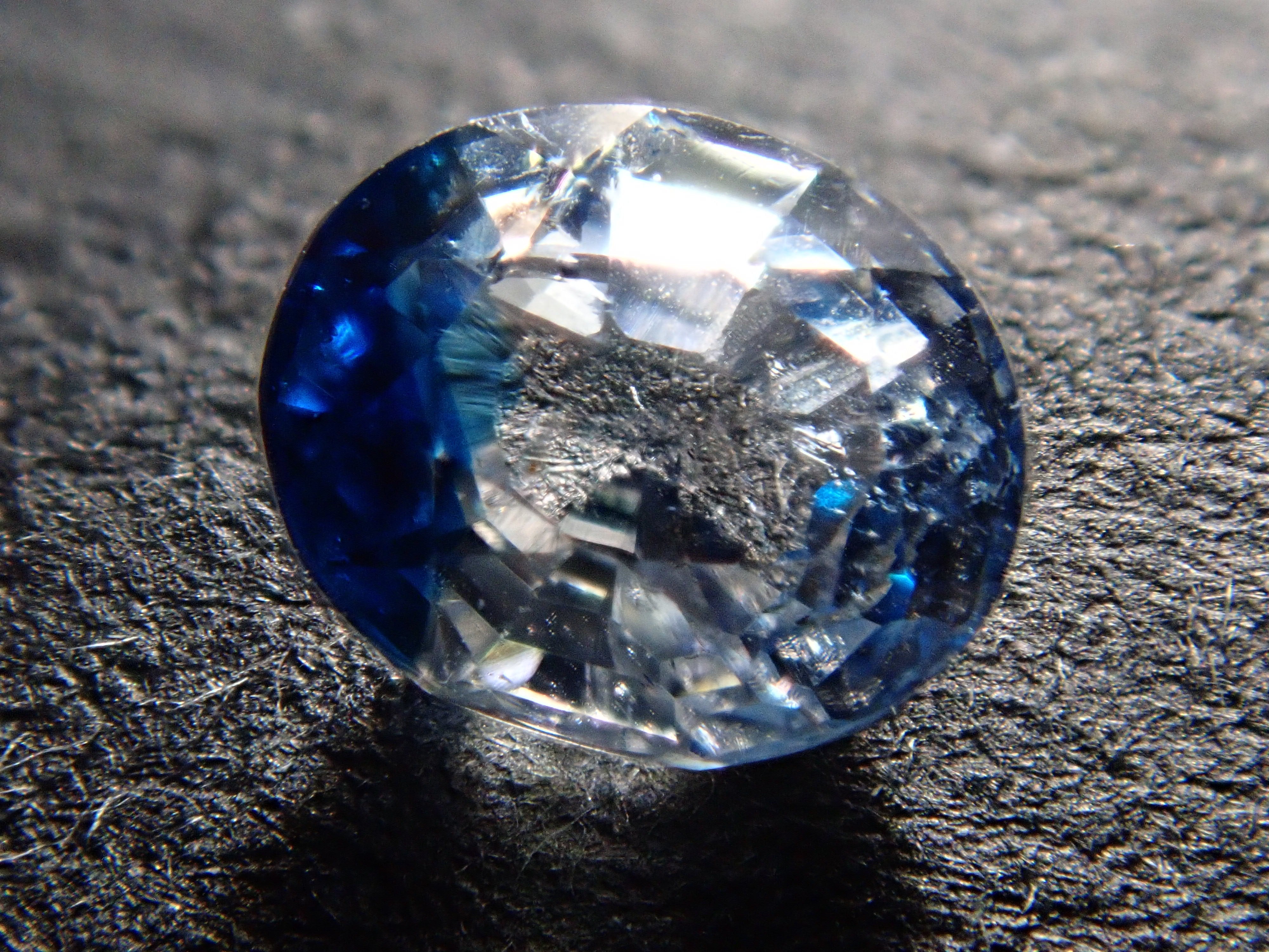 ジンバブエ産バイカラーユークレース 0.227ctルース