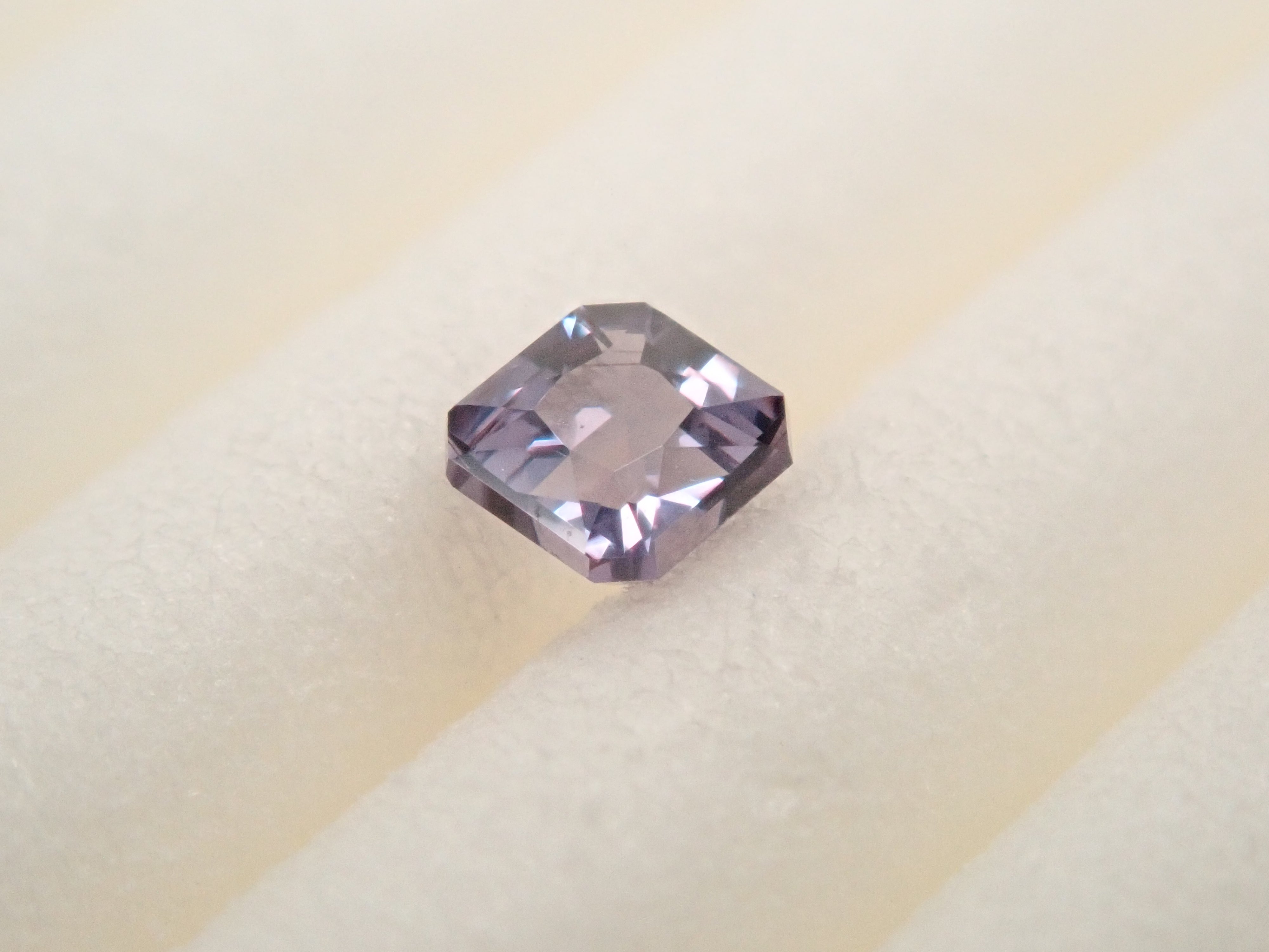 【12559928掲載】タンザニア産ベキリーブルーガーネット（カラーチェンジガーネット） 0.102ctルース