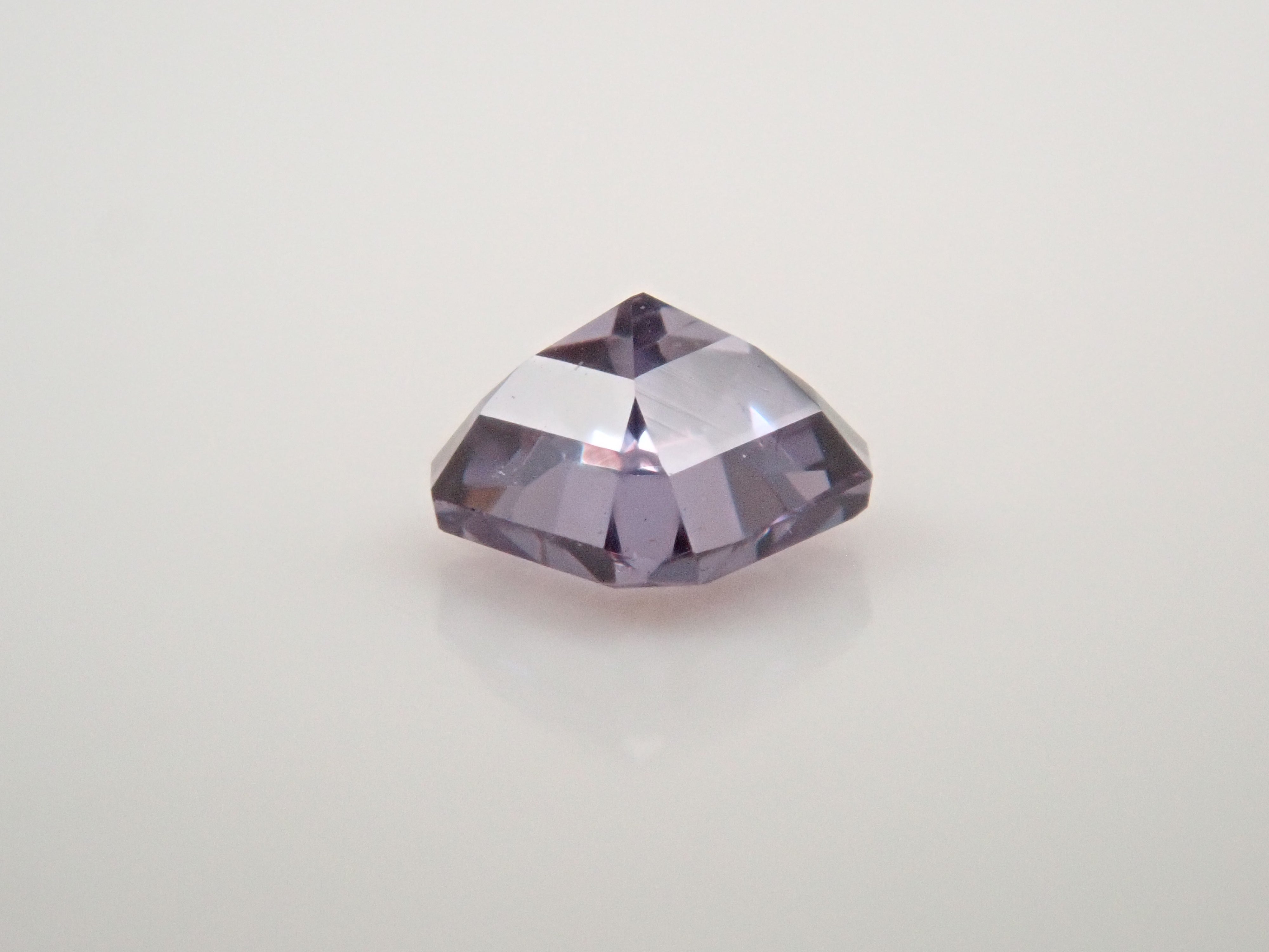 【12559928掲載】タンザニア産ベキリーブルーガーネット（カラーチェンジガーネット） 0.102ctルース