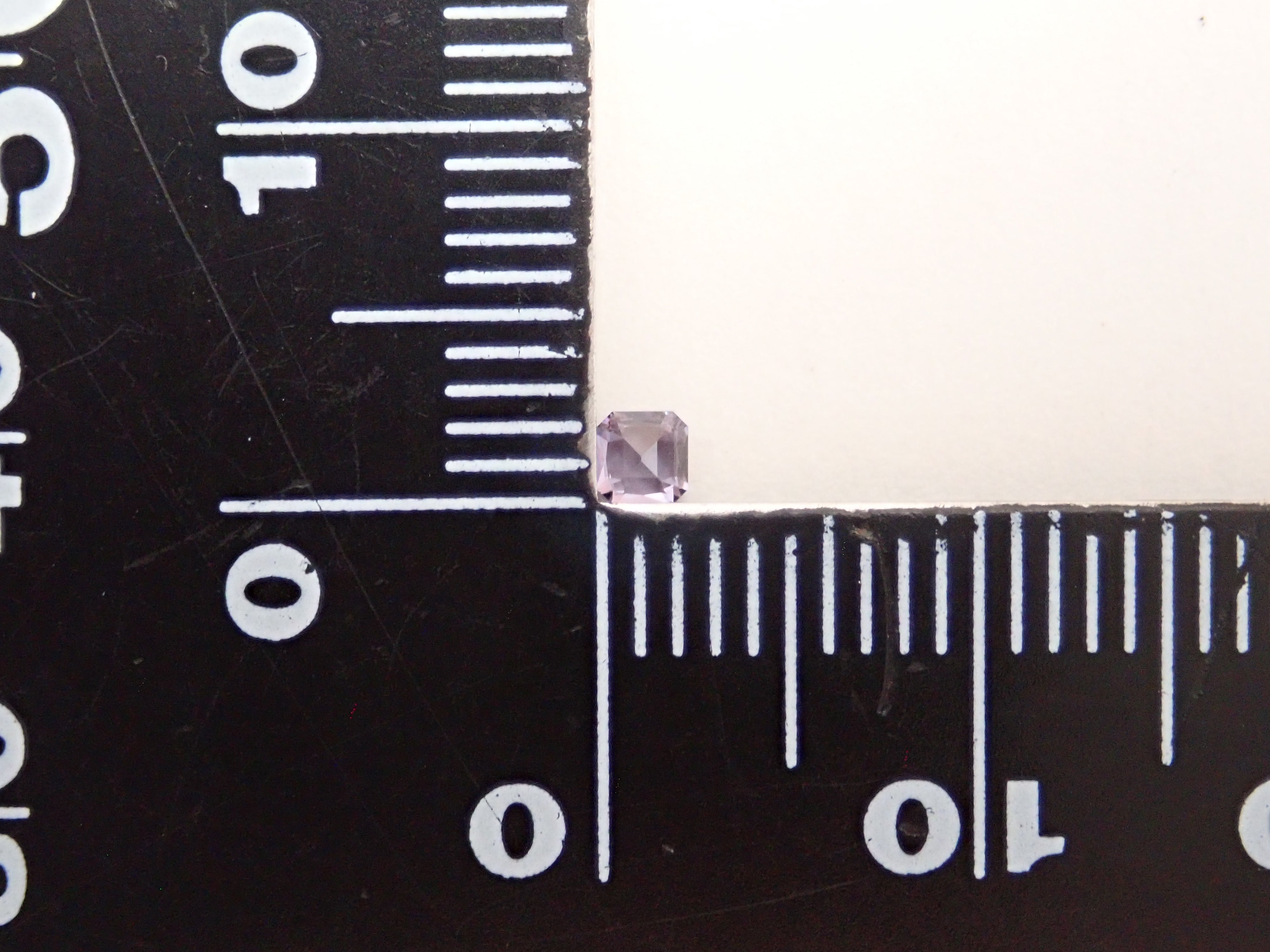 【12559928掲載】タンザニア産ベキリーブルーガーネット（カラーチェンジガーネット） 0.102ctルース