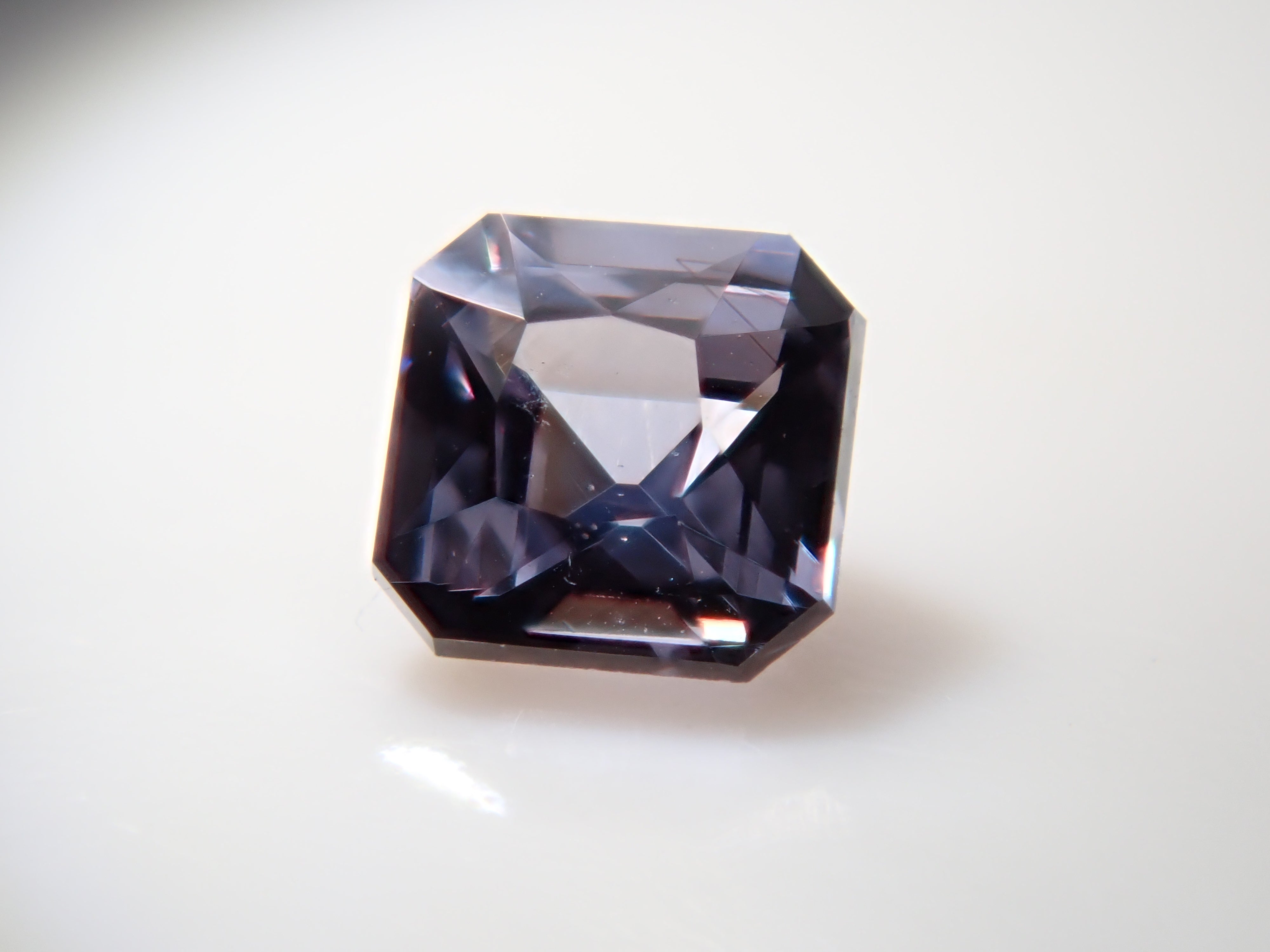 【12559928掲載】タンザニア産ベキリーブルーガーネット（カラーチェンジガーネット） 0.102ctルース