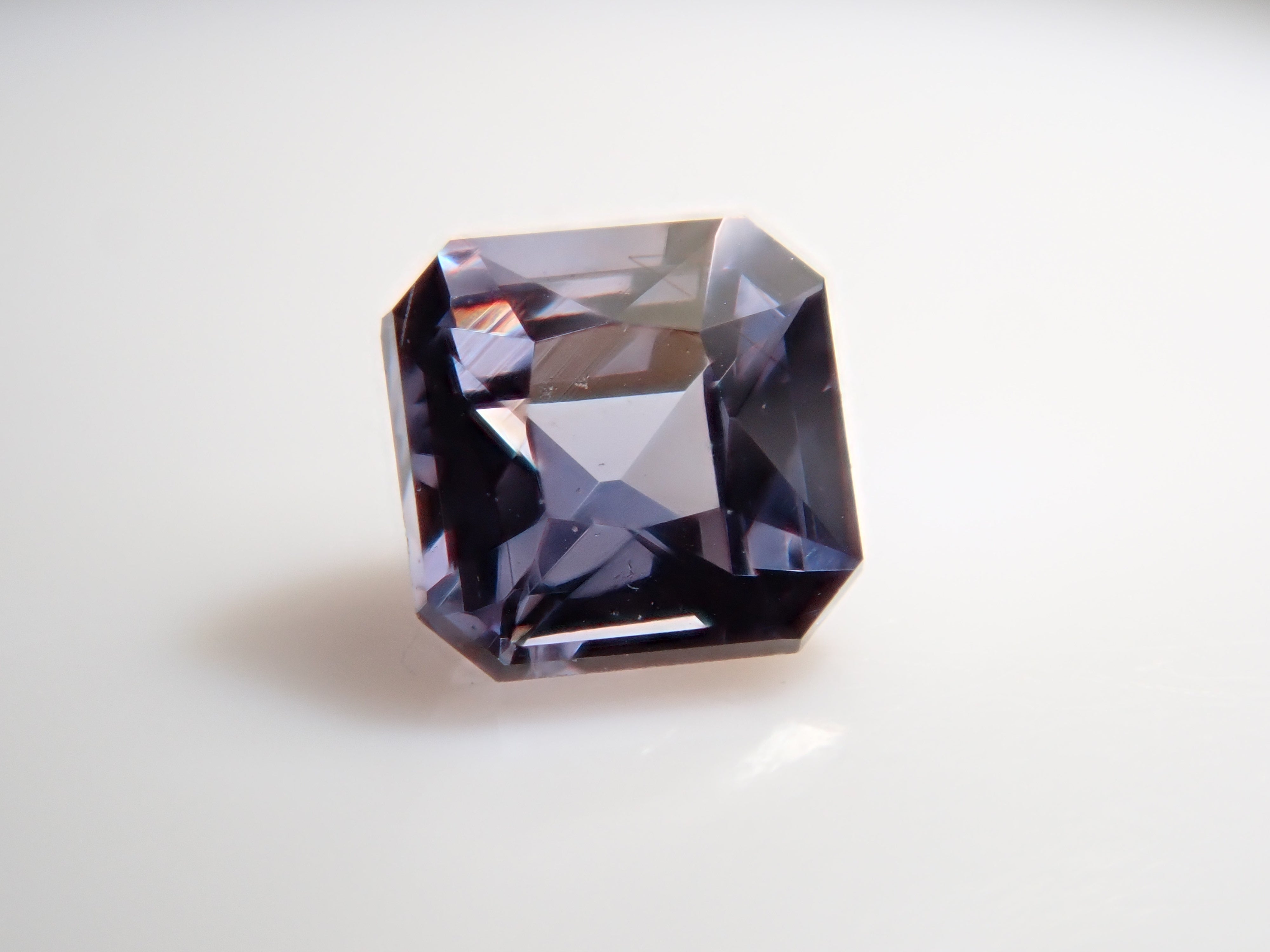 【12559928掲載】タンザニア産ベキリーブルーガーネット（カラーチェンジガーネット） 0.102ctルース