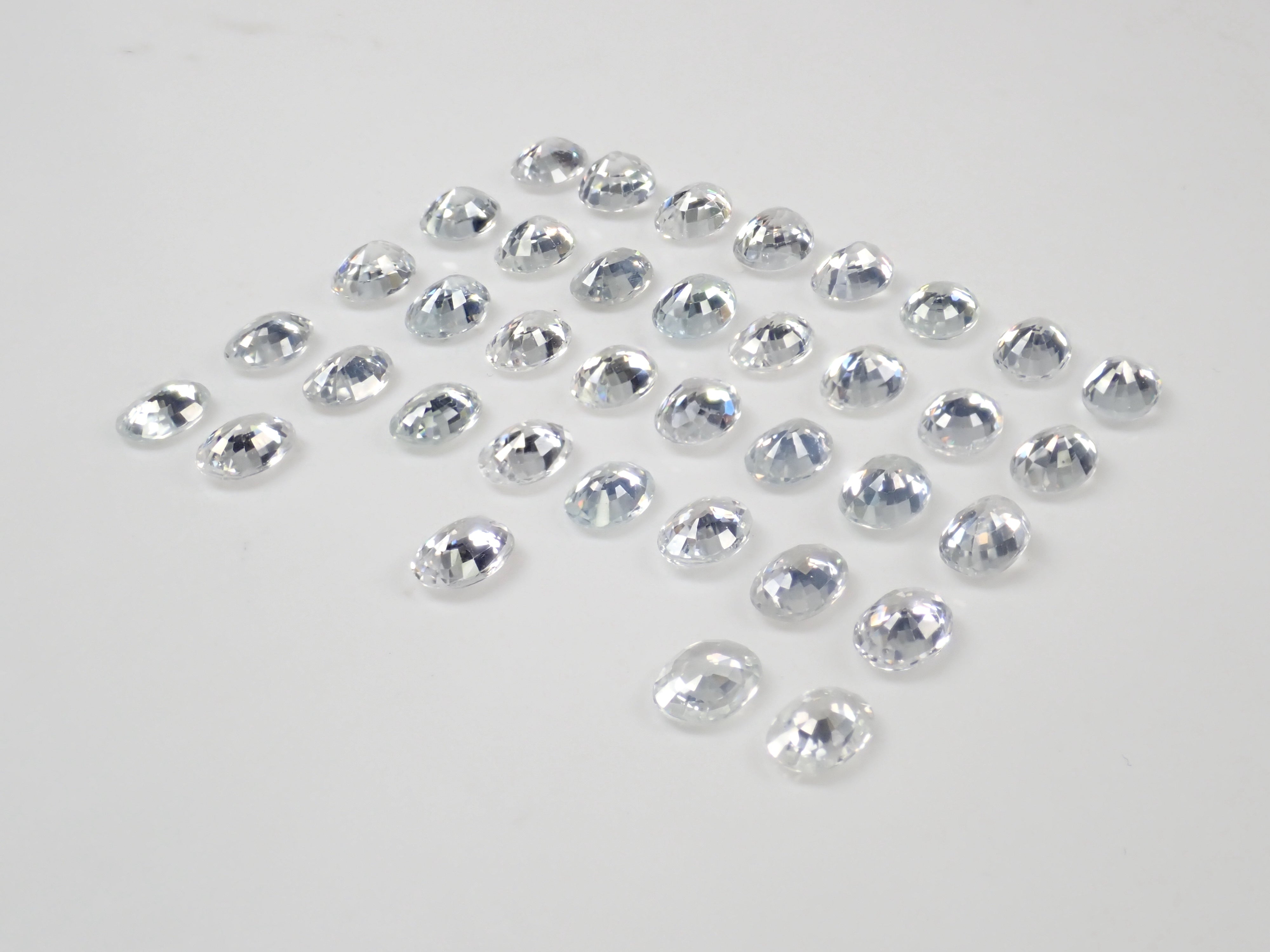 スリランカ産カラーレスジルコン1石ルース（約5.5-6.0×8mm,平均1.9ct）《複数購入割引有》