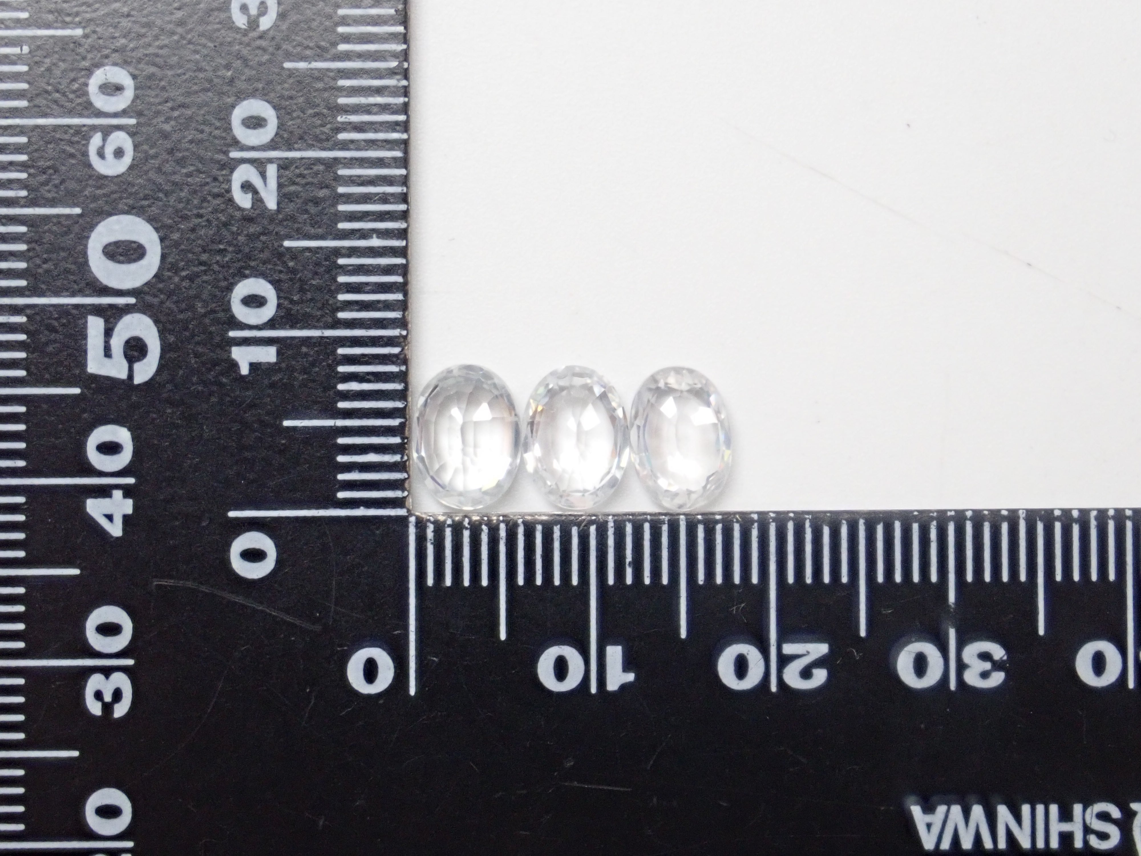 スリランカ産カラーレスジルコン1石ルース（約5.5-6.0×8mm,平均1.9ct）《複数購入割引有》