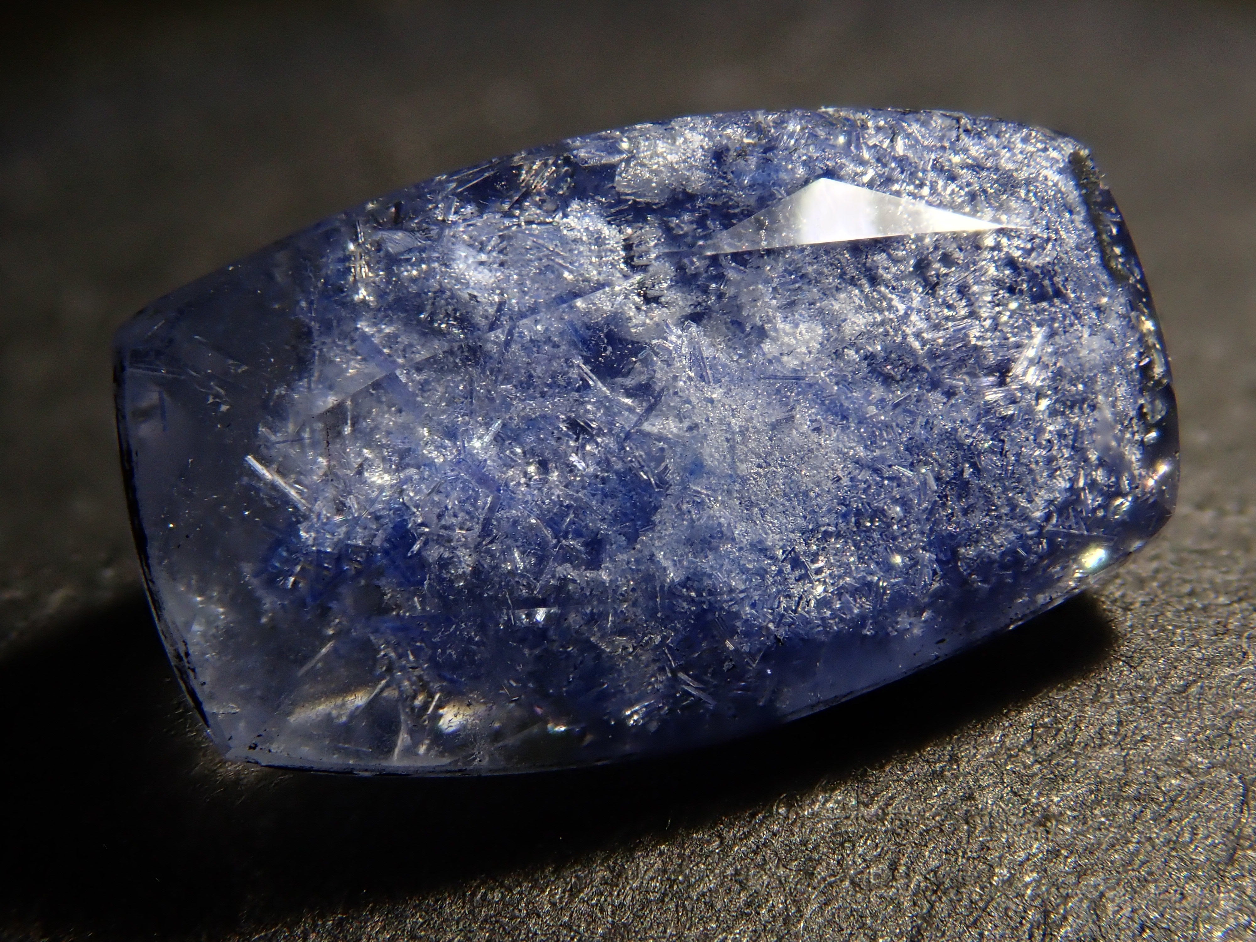 【12561954掲載】ブラジル産デュモルチェライトインクォーツ 3.009ctルース