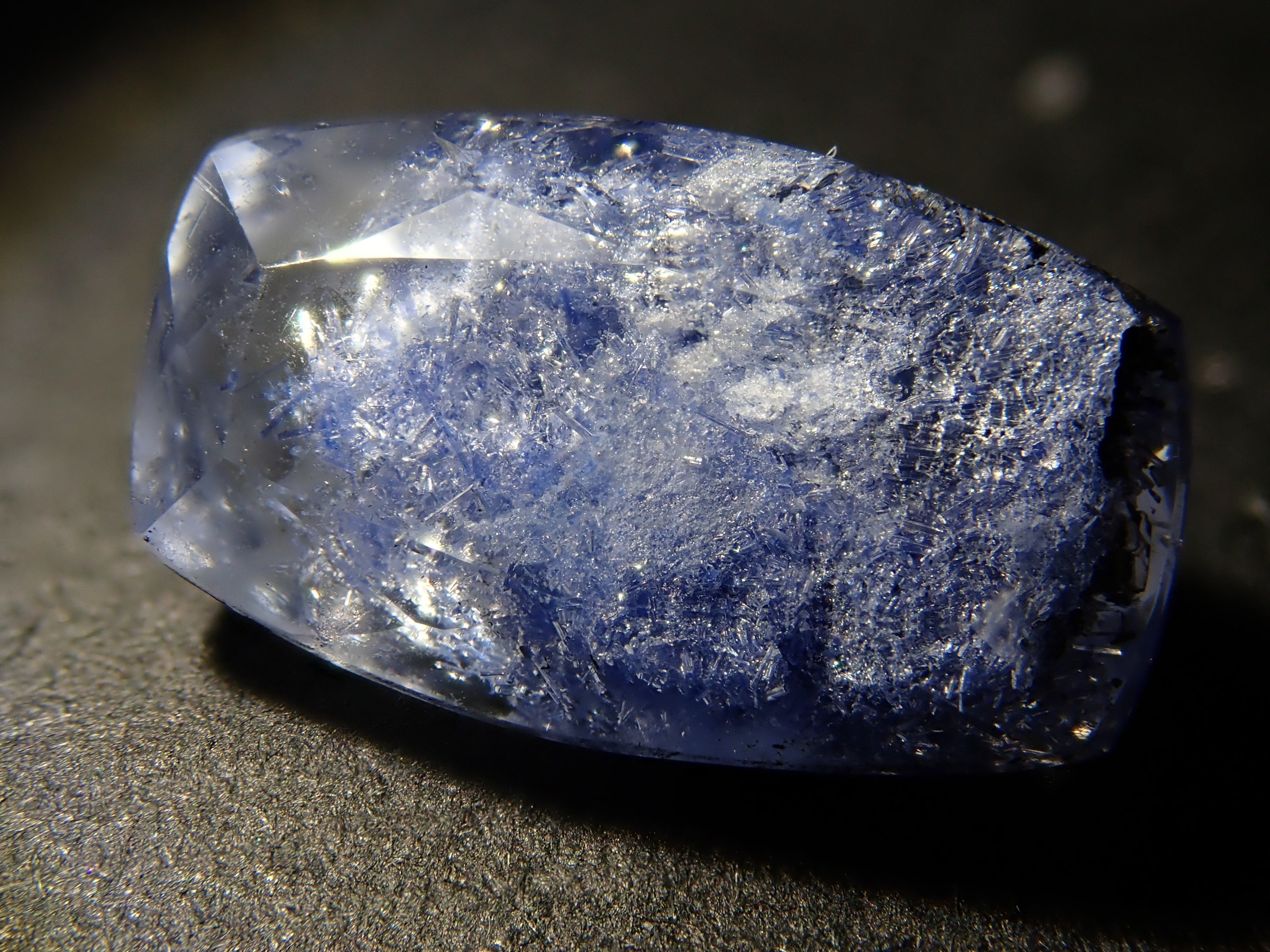 ブラジル産デュモルチェライトインクォーツ 3.009ctルース