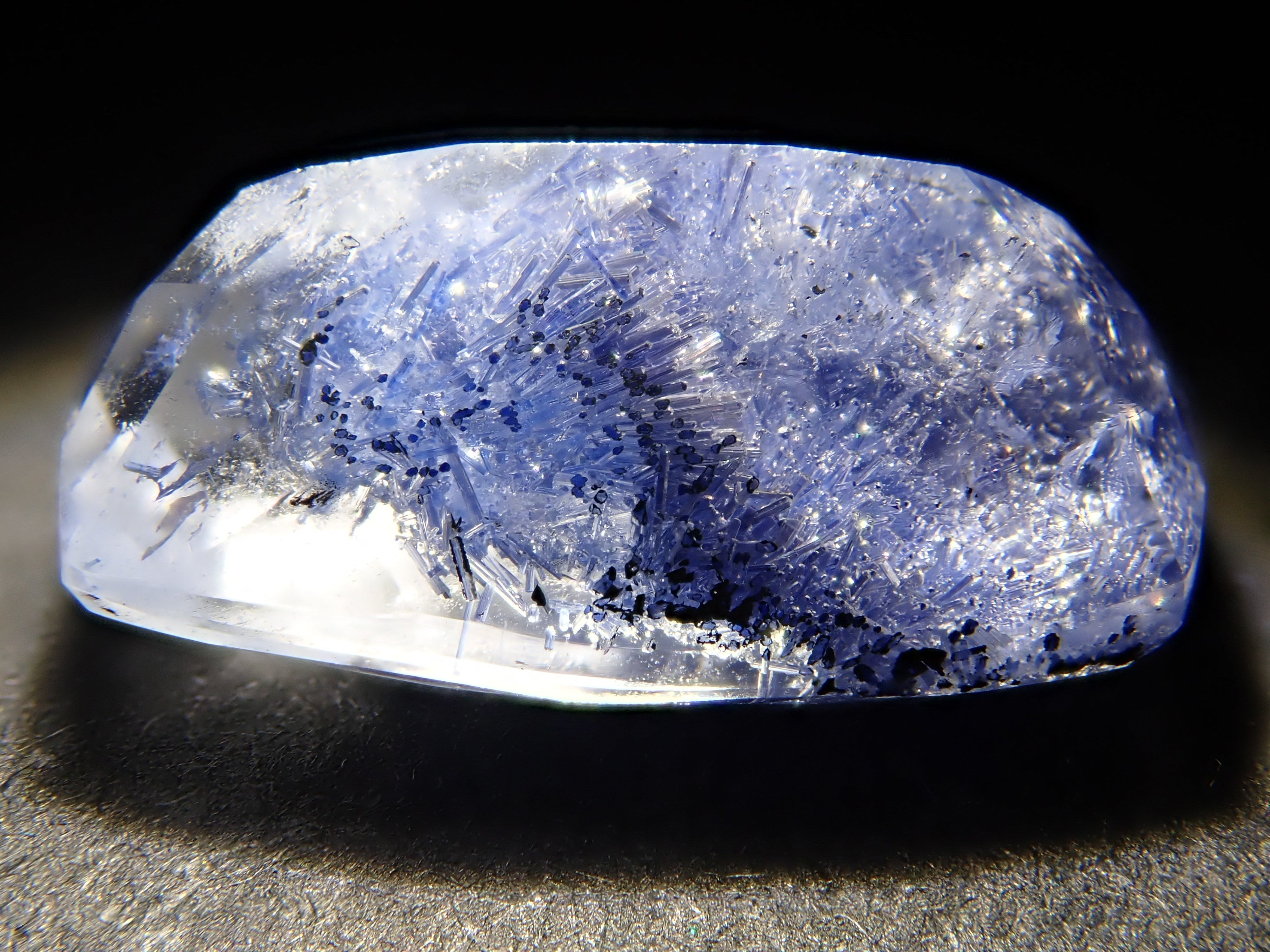 ブラジル産デュモルチェライトインクォーツ 3.009ctルース