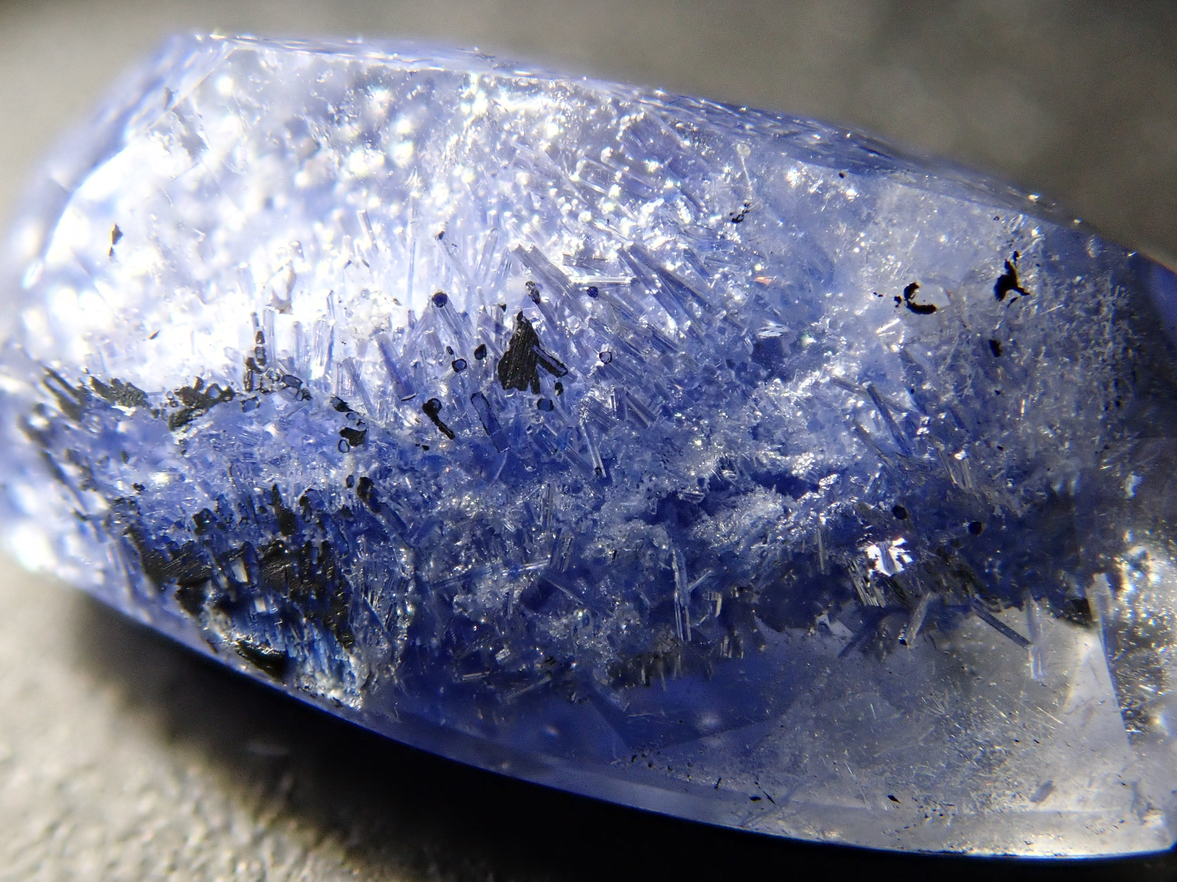 ブラジル産デュモルチェライトインクォーツ 3.009ctルース