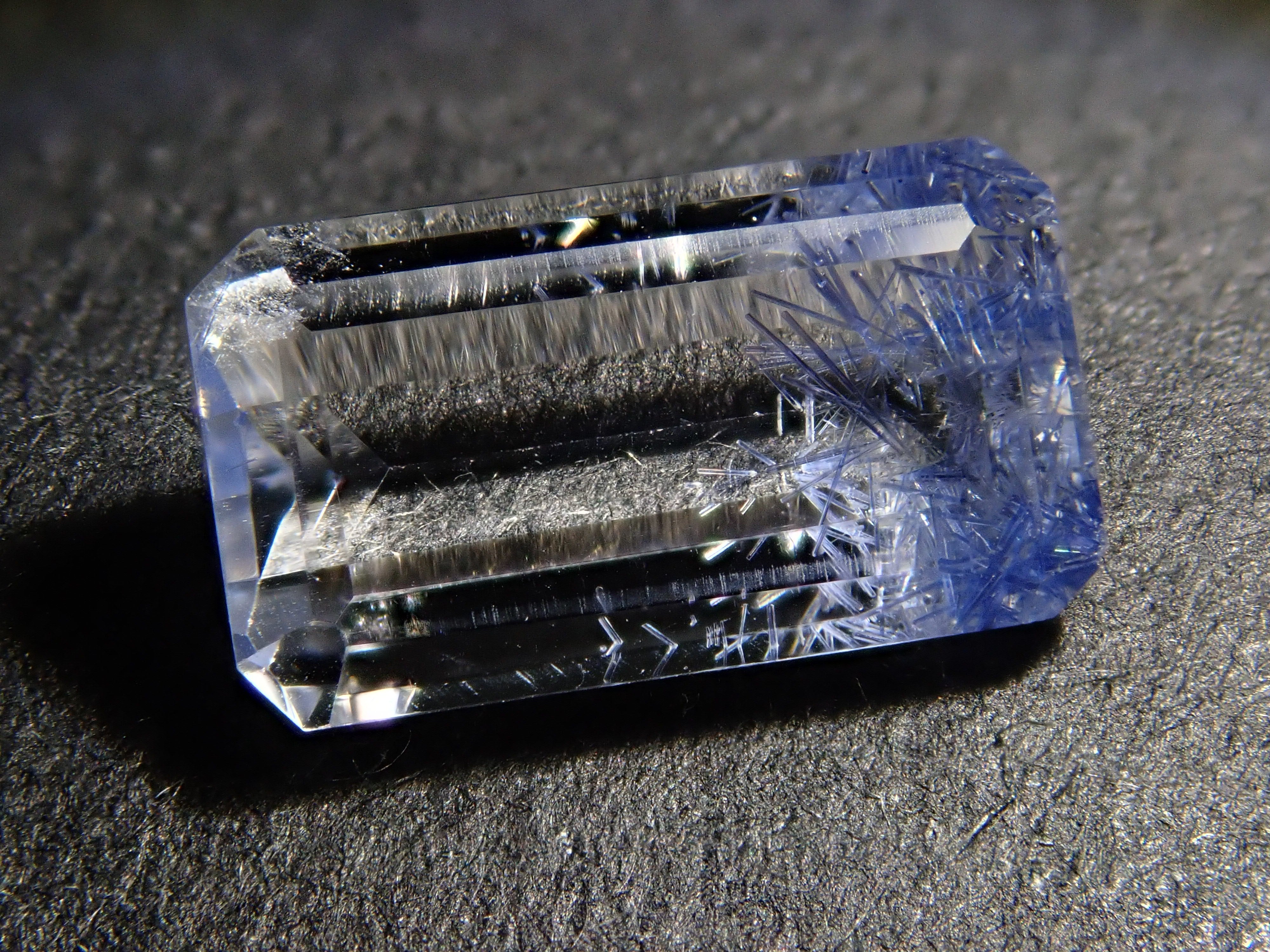 【12561958掲載】ブラジル産デュモルチェライトインクォーツ 1.112ctルース