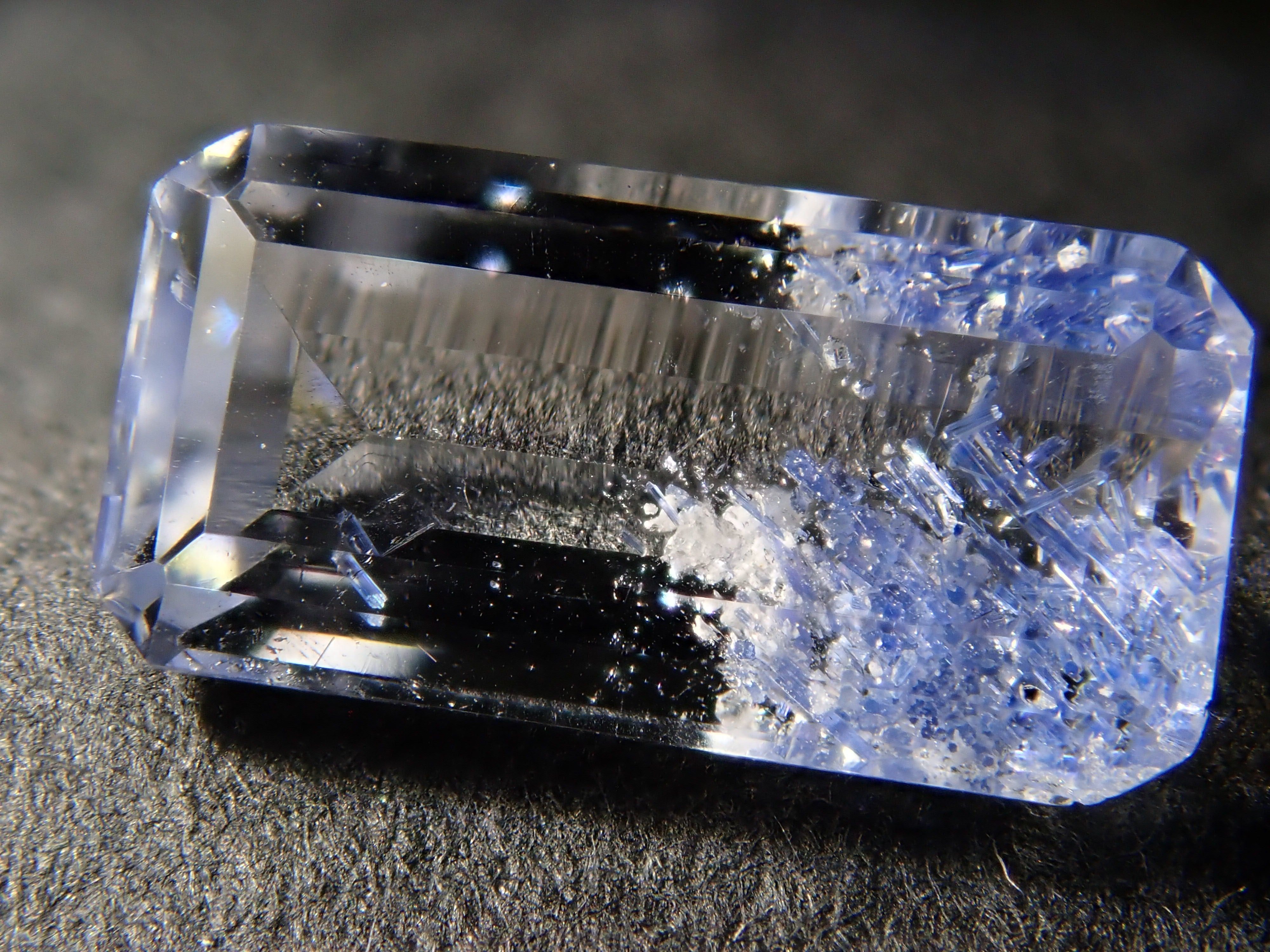 【12561961掲載】ブラジル産デュモルチェライトインクォーツ 0.787ctルース