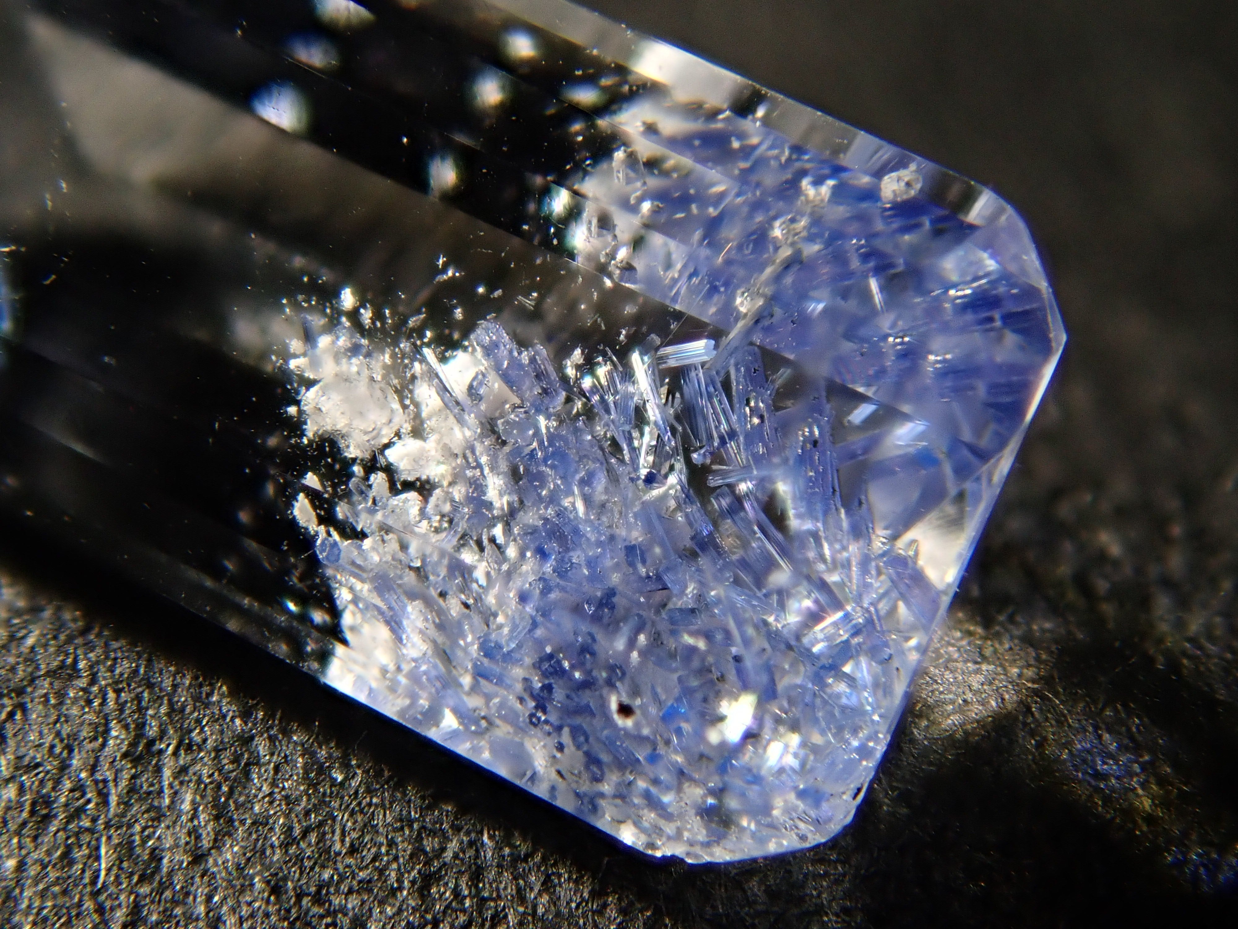 【12561961掲載】ブラジル産デュモルチェライトインクォーツ 0.787ctルース