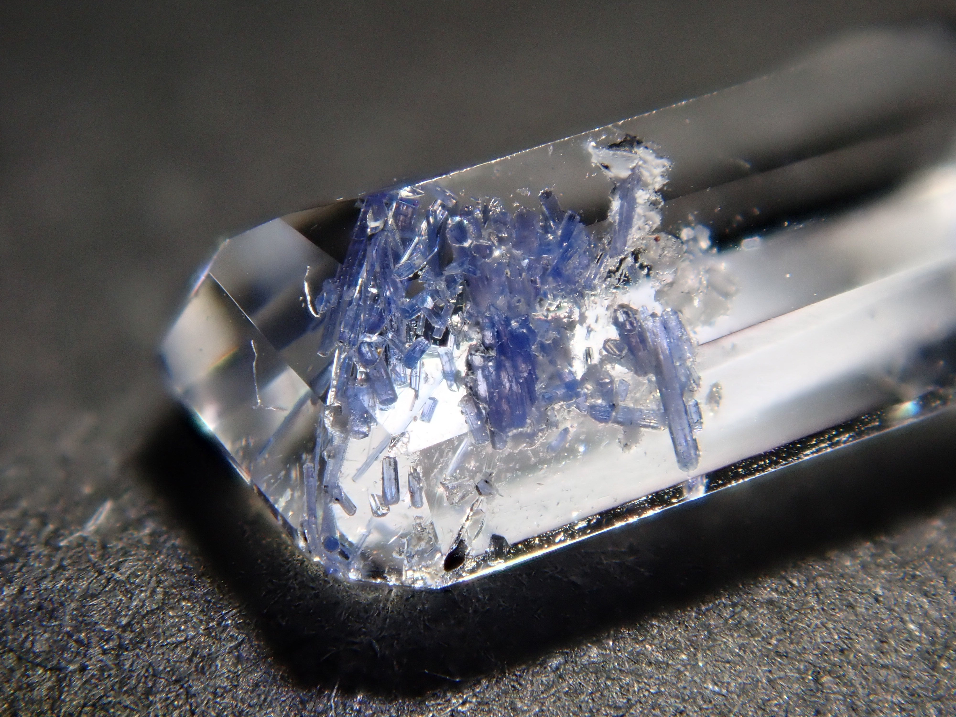 【12561961掲載】ブラジル産デュモルチェライトインクォーツ 0.787ctルース