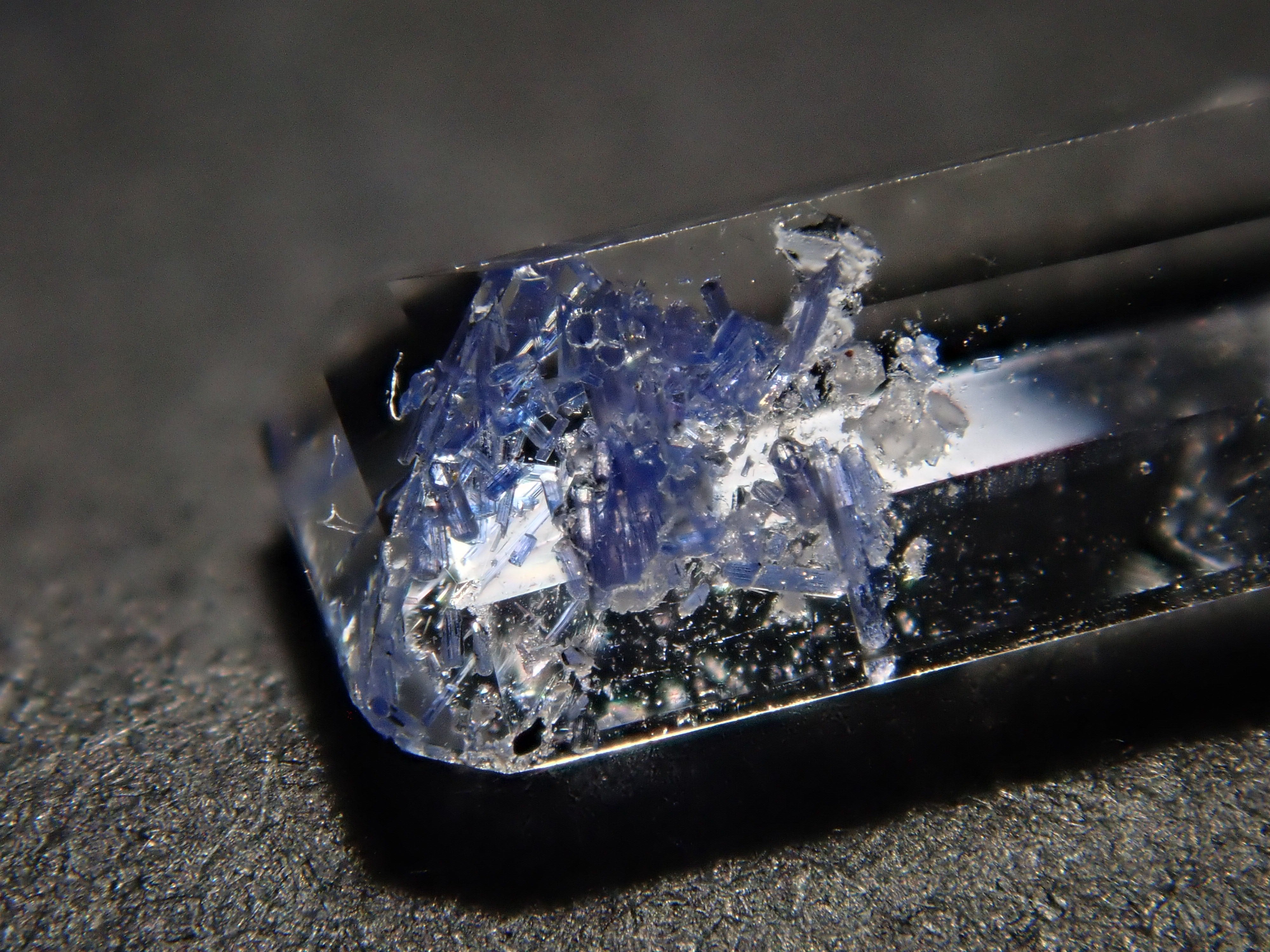 【12561961掲載】ブラジル産デュモルチェライトインクォーツ 0.787ctルース