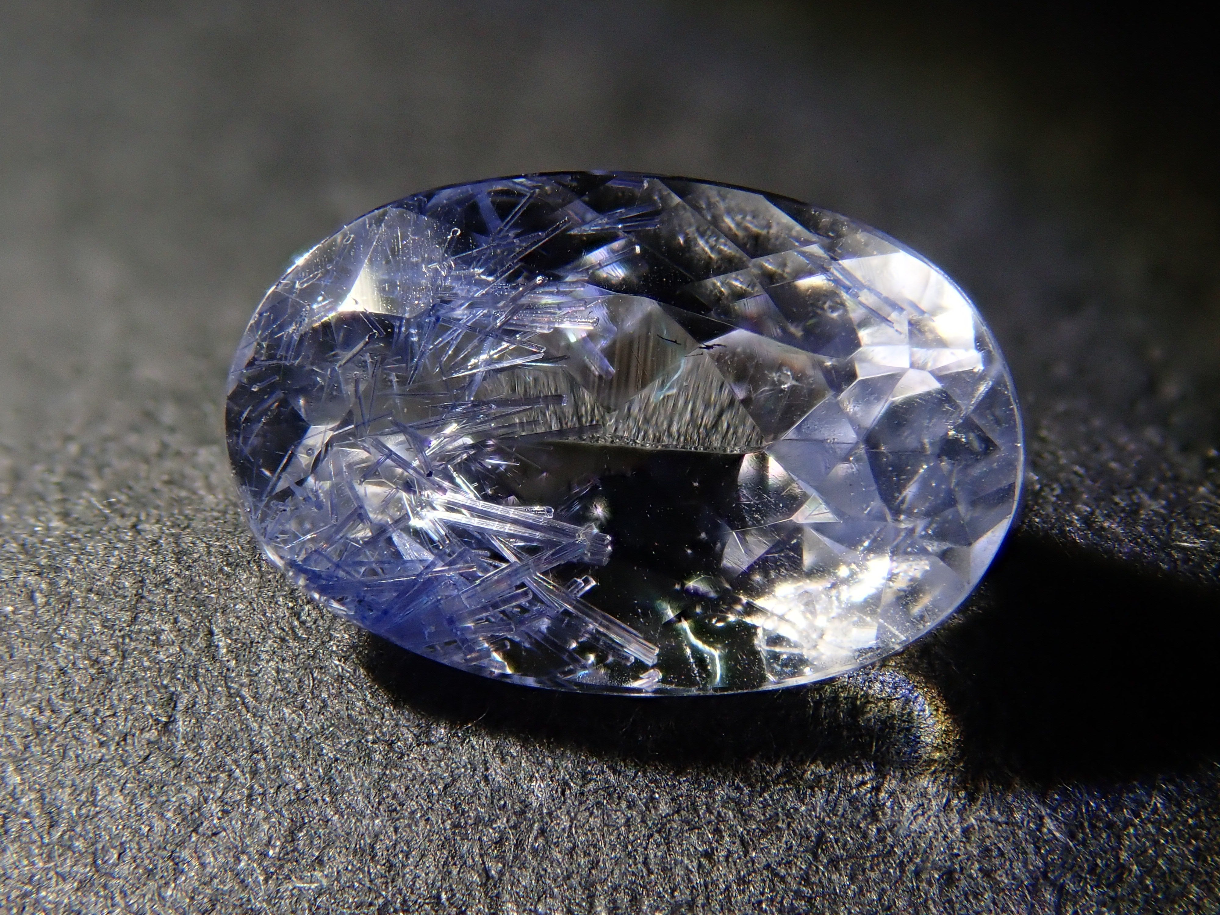 【12561966掲載】ブラジル産デュモルチェライトインクォーツ 0.867ctルース