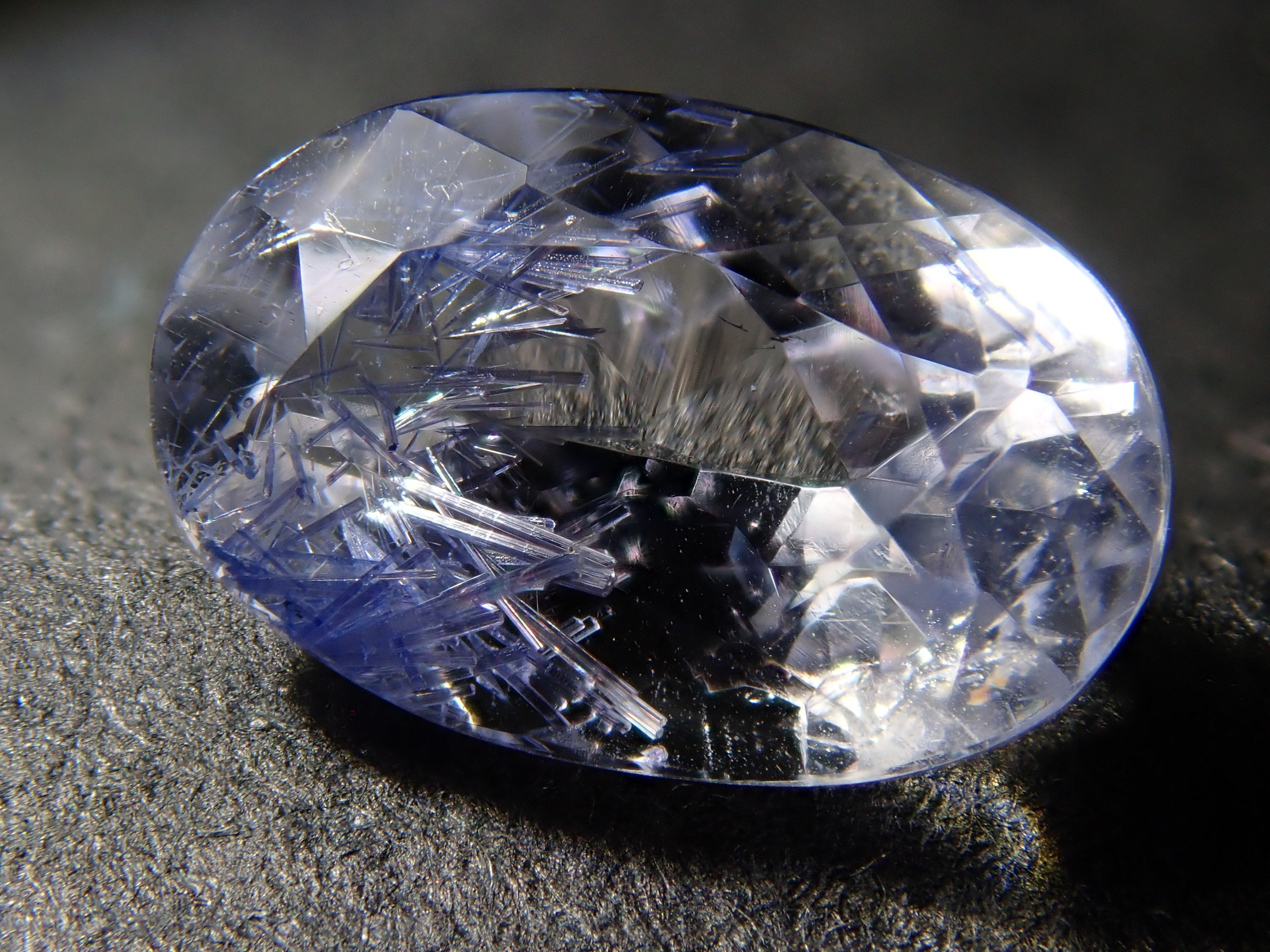 【12561966掲載】ブラジル産デュモルチェライトインクォーツ 0.867ctルース