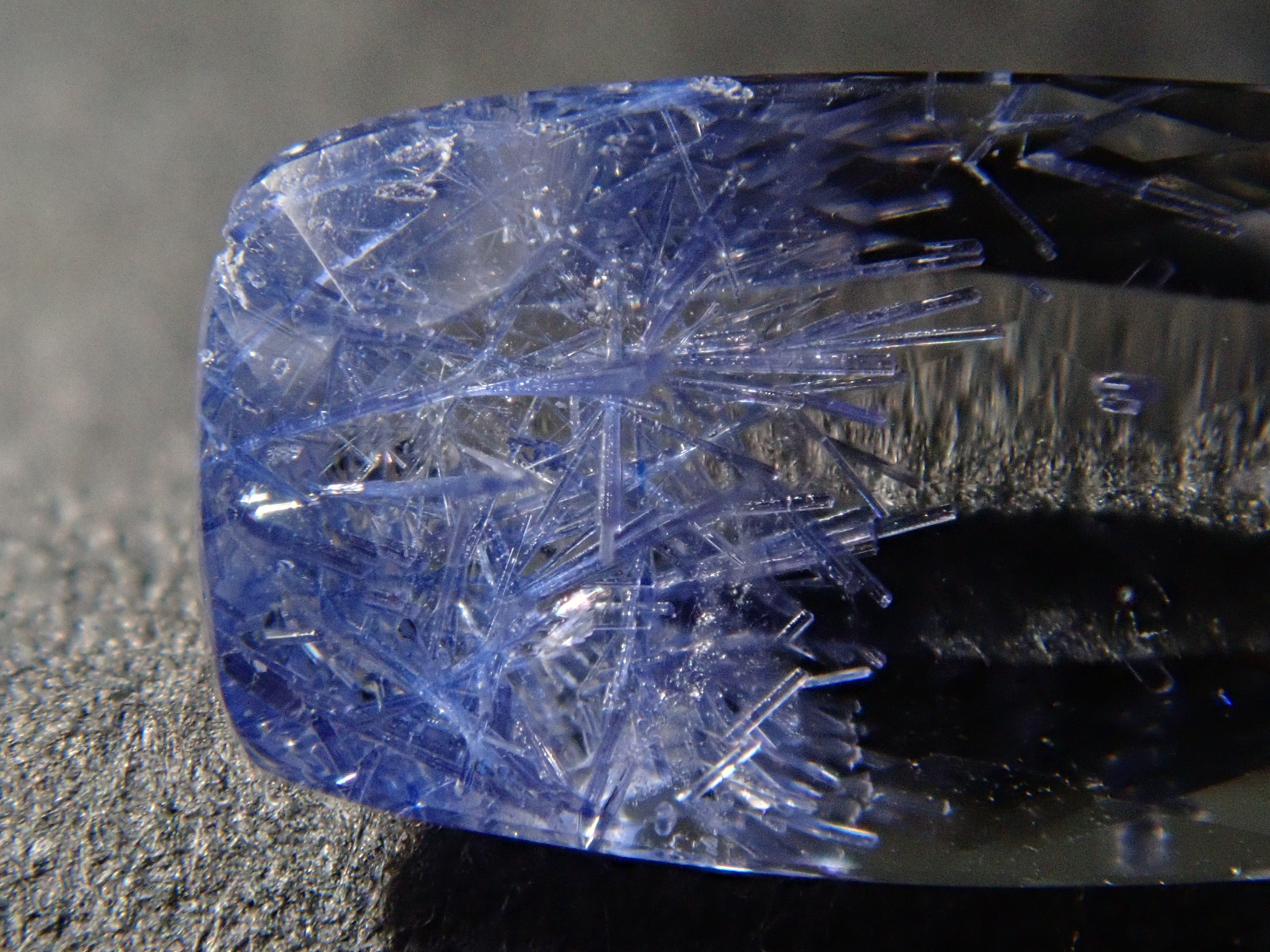 12561967掲載】ブラジル産デュモルチェライトインクォーツ 0.849ctルース