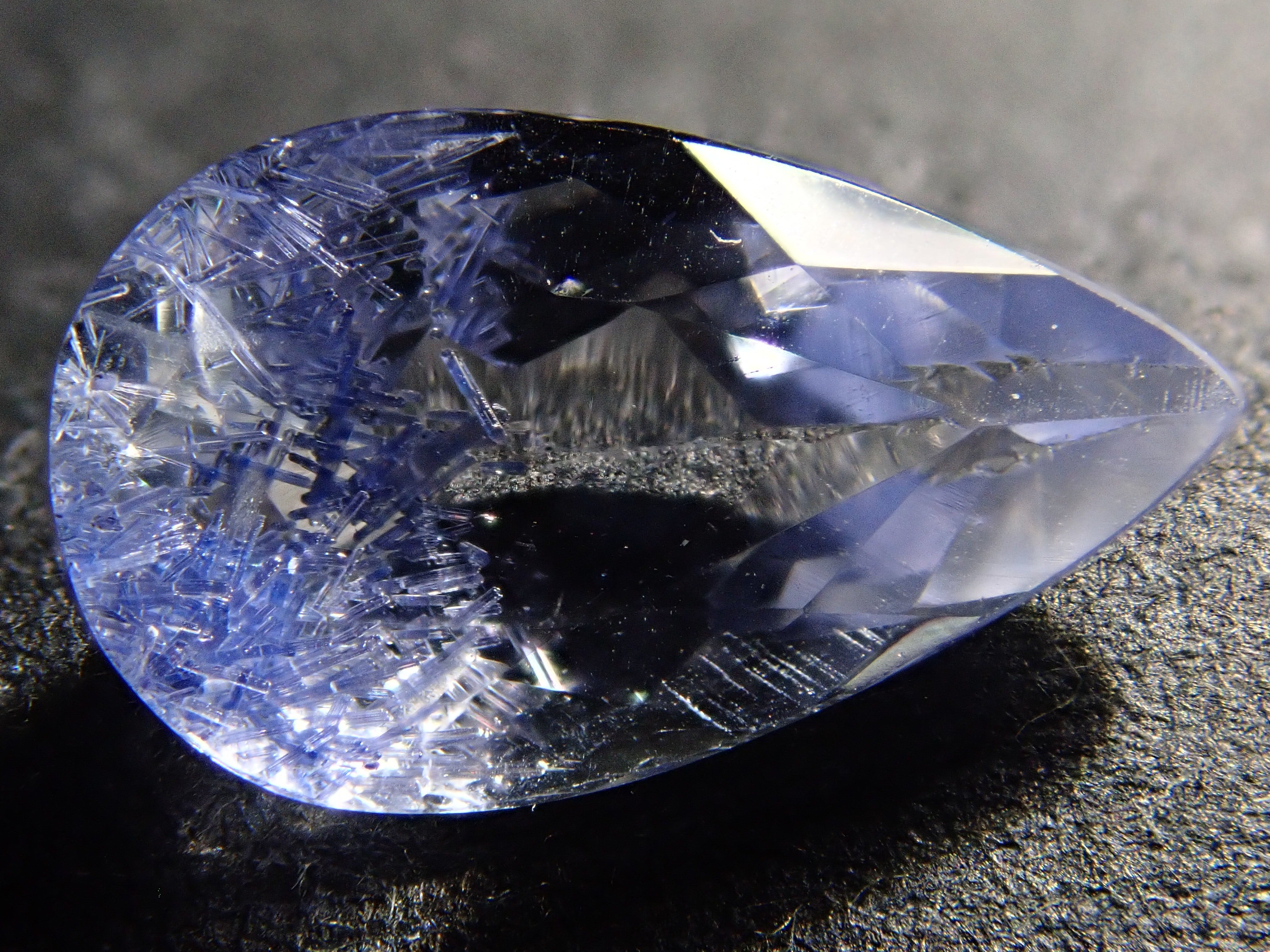 【12561968掲載】ブラジル産デュモルチェライトインクォーツ 0.803ctルース