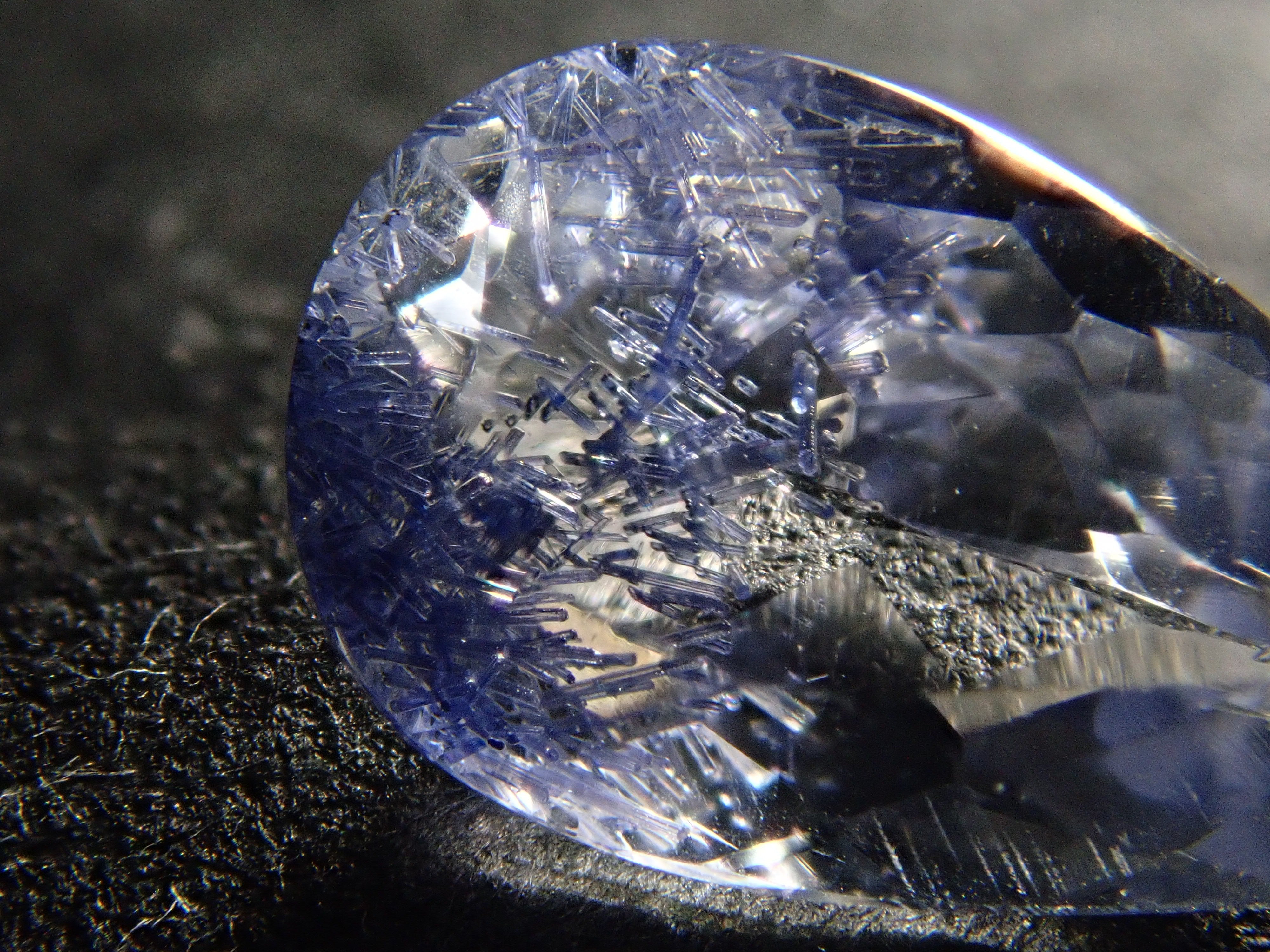 【12561968掲載】ブラジル産デュモルチェライトインクォーツ 0.803ctルース