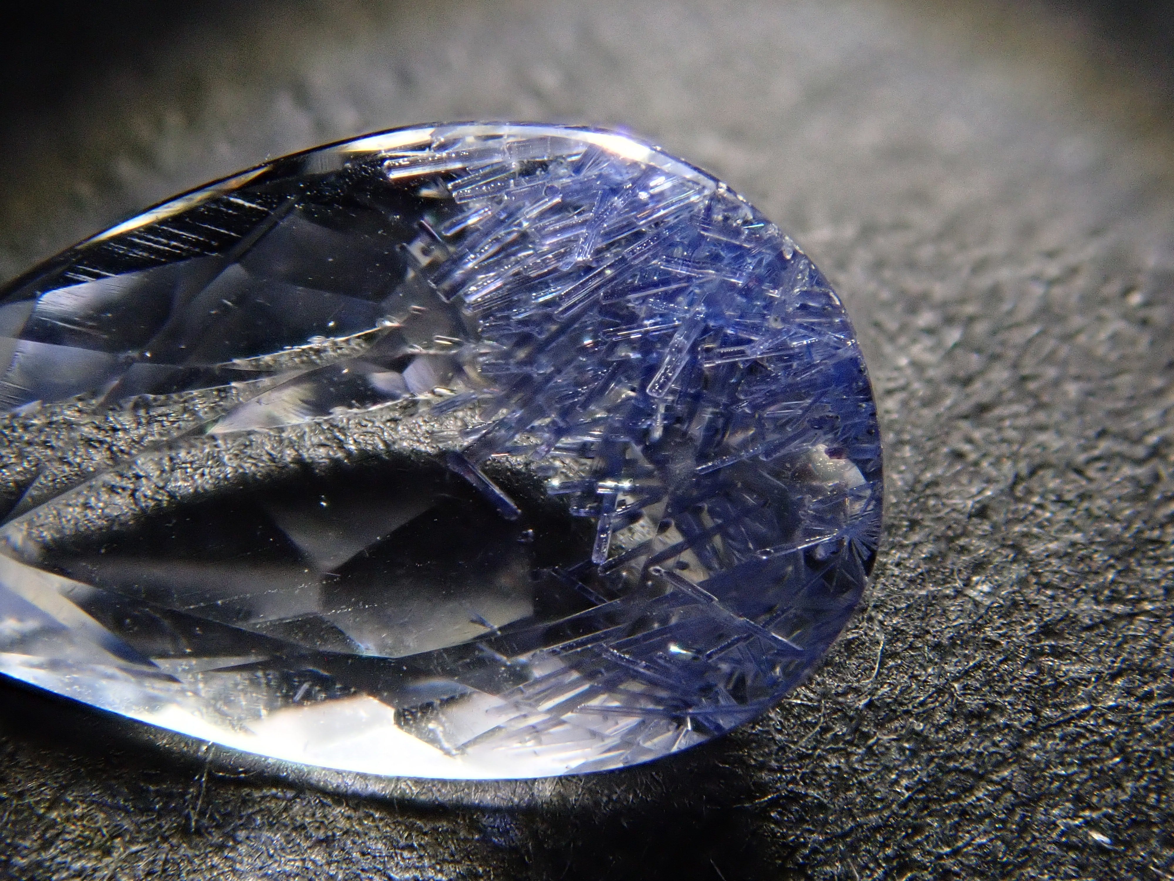 【12561968掲載】ブラジル産デュモルチェライトインクォーツ 0.803ctルース