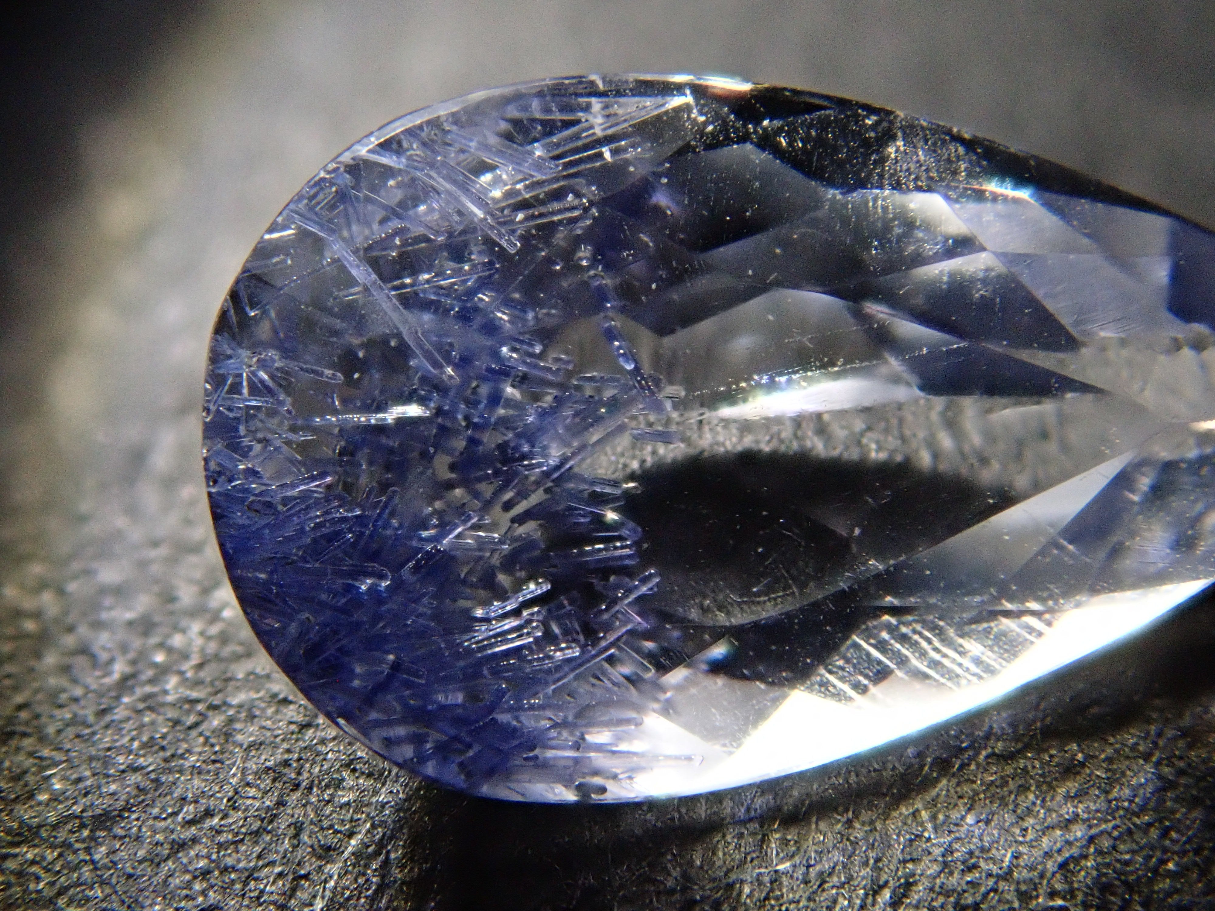 【12561968掲載】ブラジル産デュモルチェライトインクォーツ 0.803ctルース