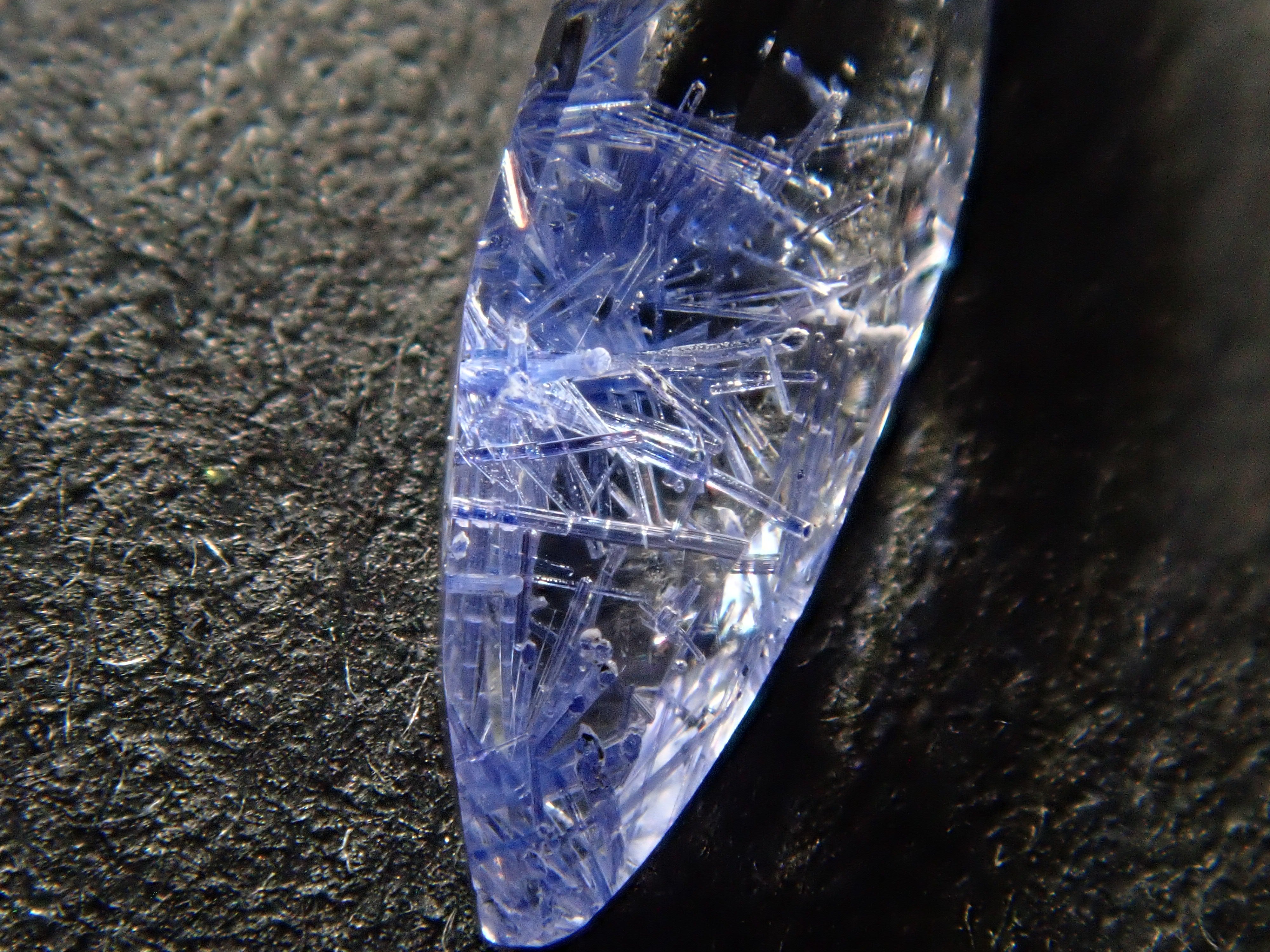 【12561969掲載】ブラジル産デュモルチェライトインクォーツ 0.463ctルース