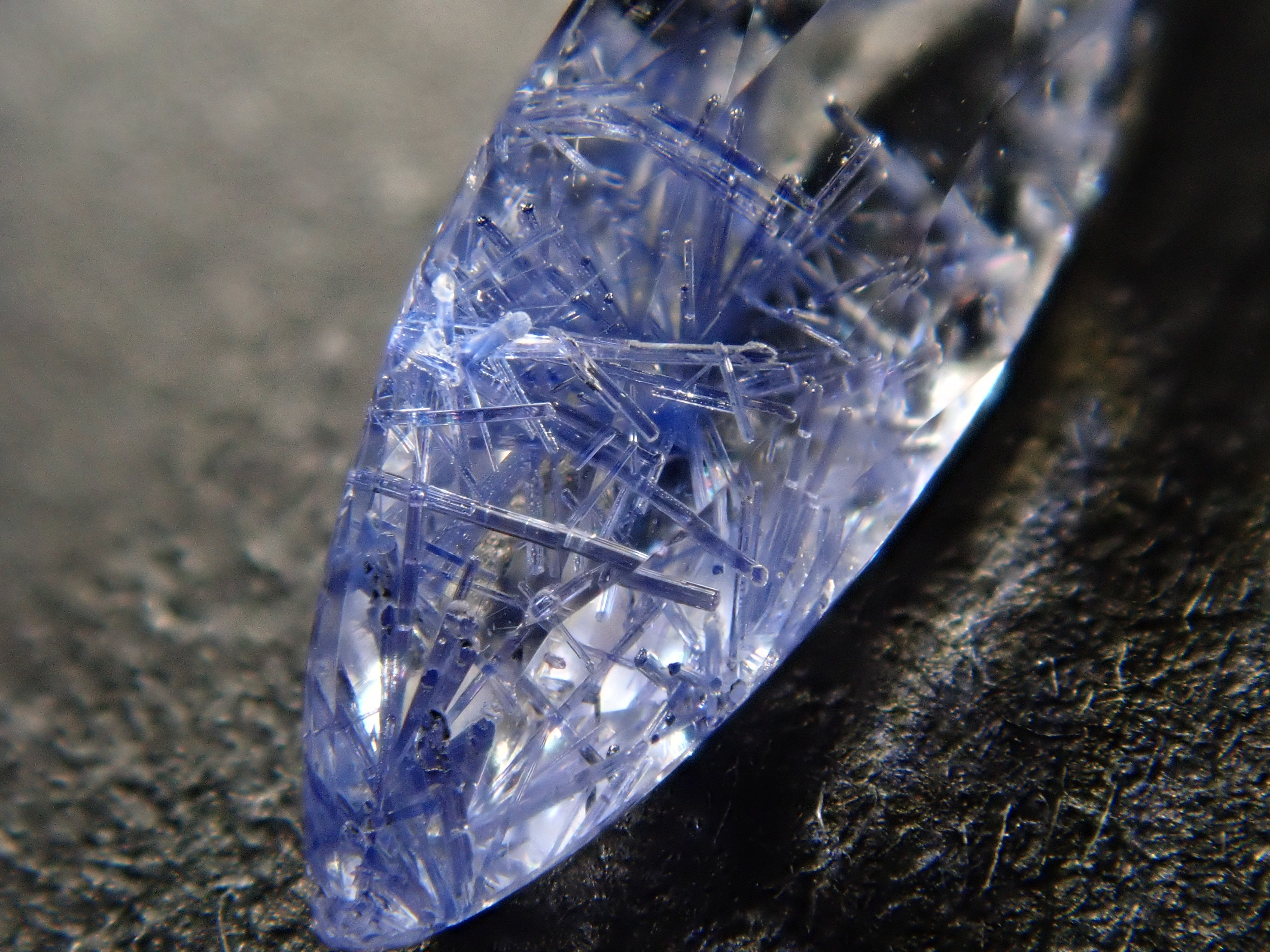 【12561969掲載】ブラジル産デュモルチェライトインクォーツ 0.463ctルース