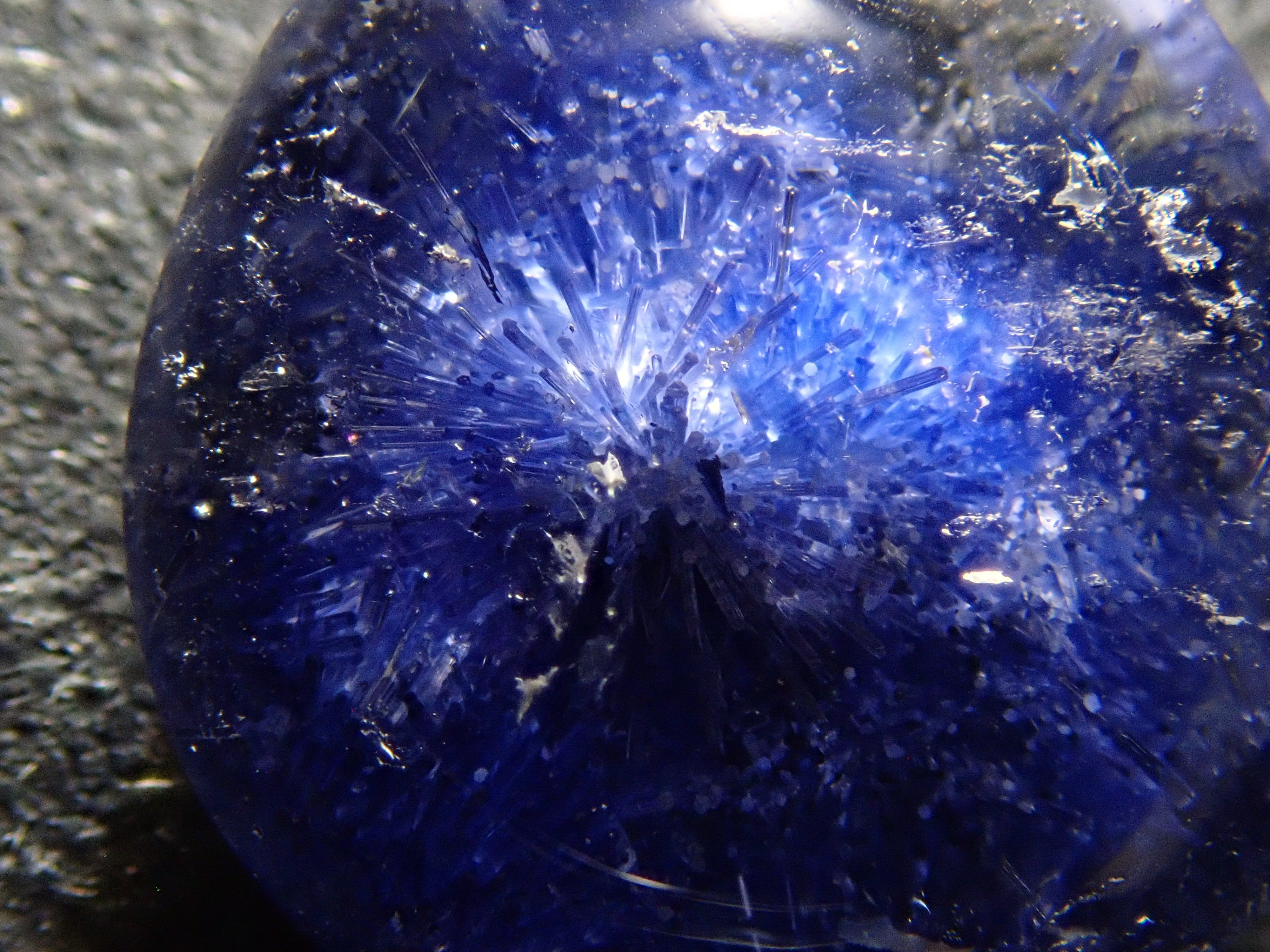 【12561971掲載】ブラジル産デュモルチェライトインクォーツ 3.253ctルース