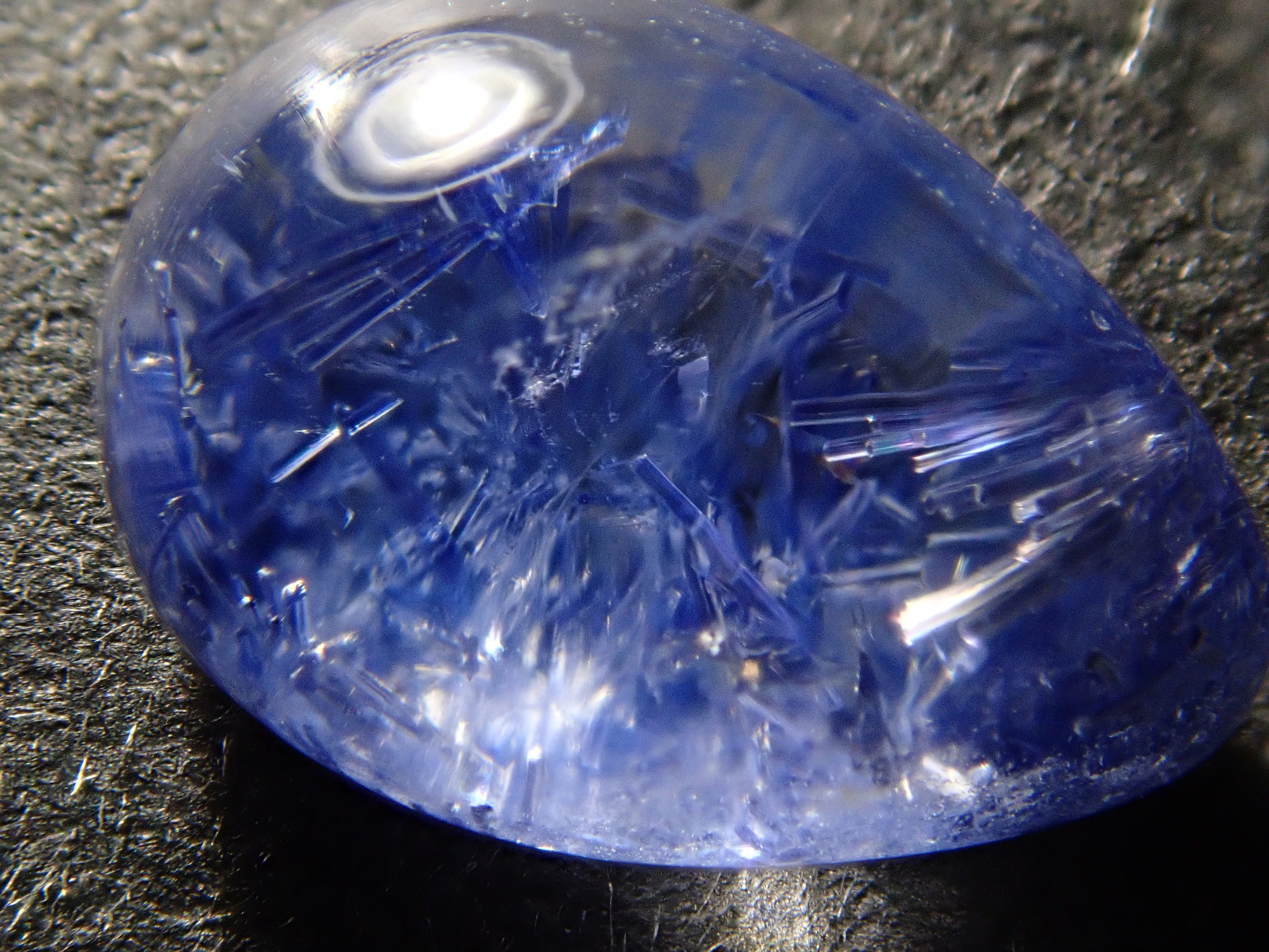 【12561975掲載】ブラジル産デュモルチェライトインクォーツ 1.559ctルース