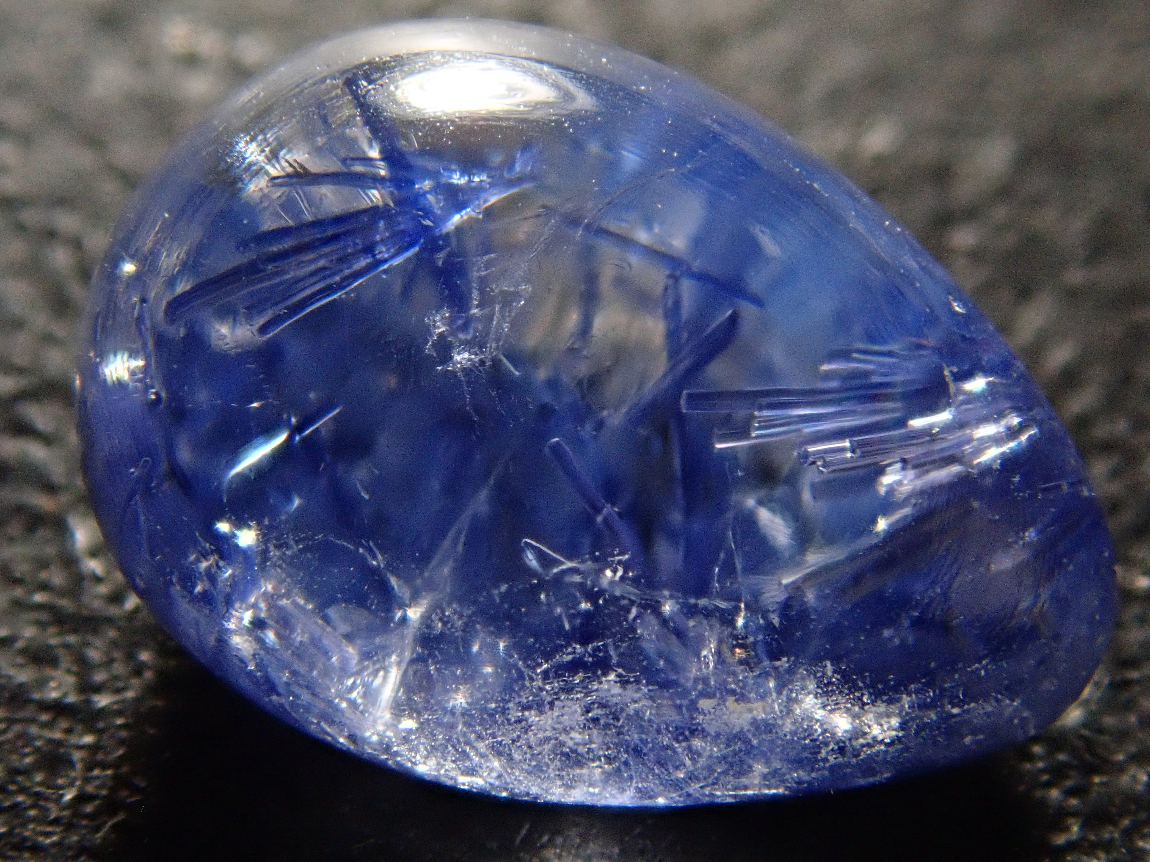 【12561975掲載】ブラジル産デュモルチェライトインクォーツ 1.559ctルース