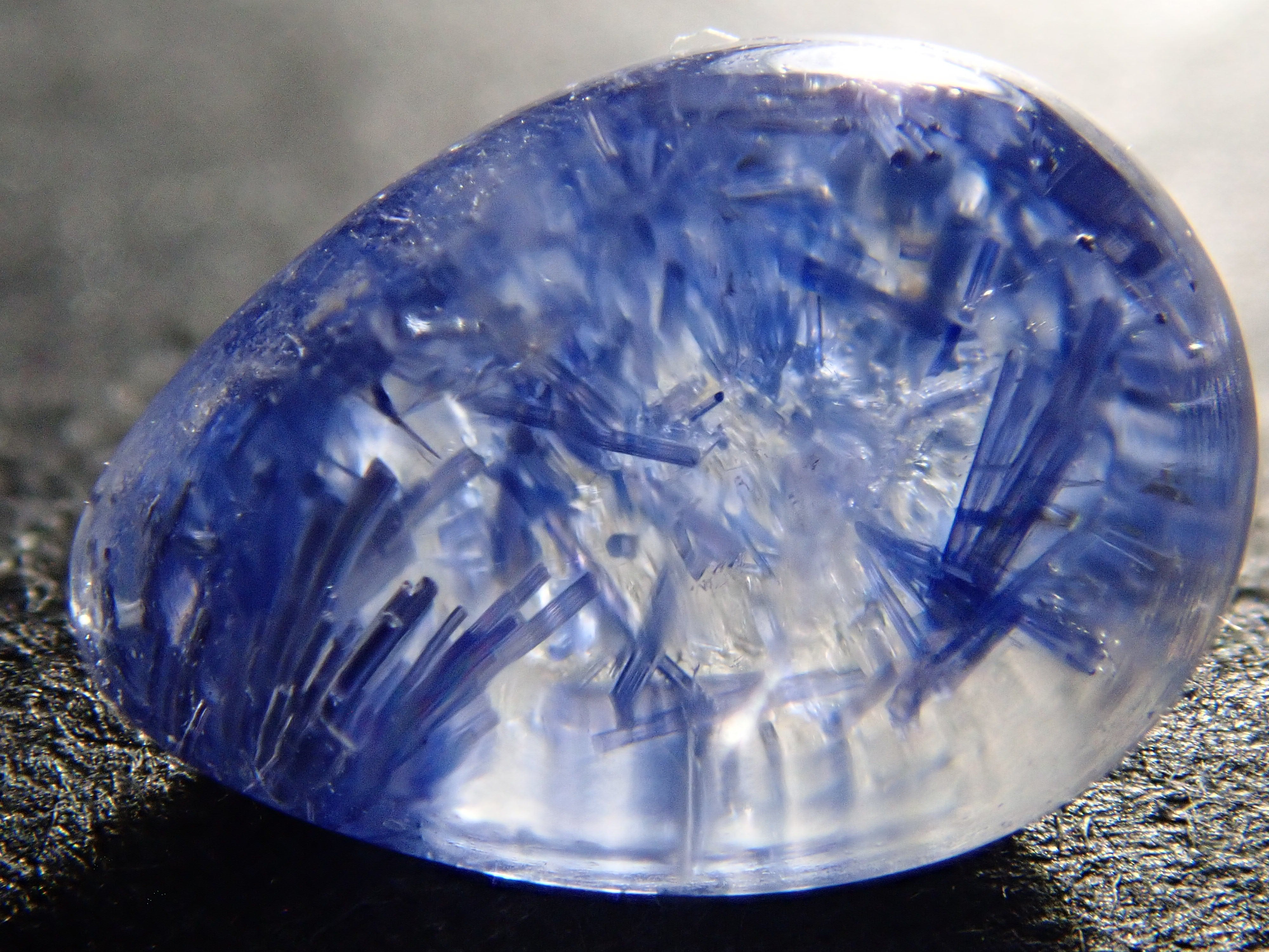 【12561975掲載】ブラジル産デュモルチェライトインクォーツ 1.559ctルース