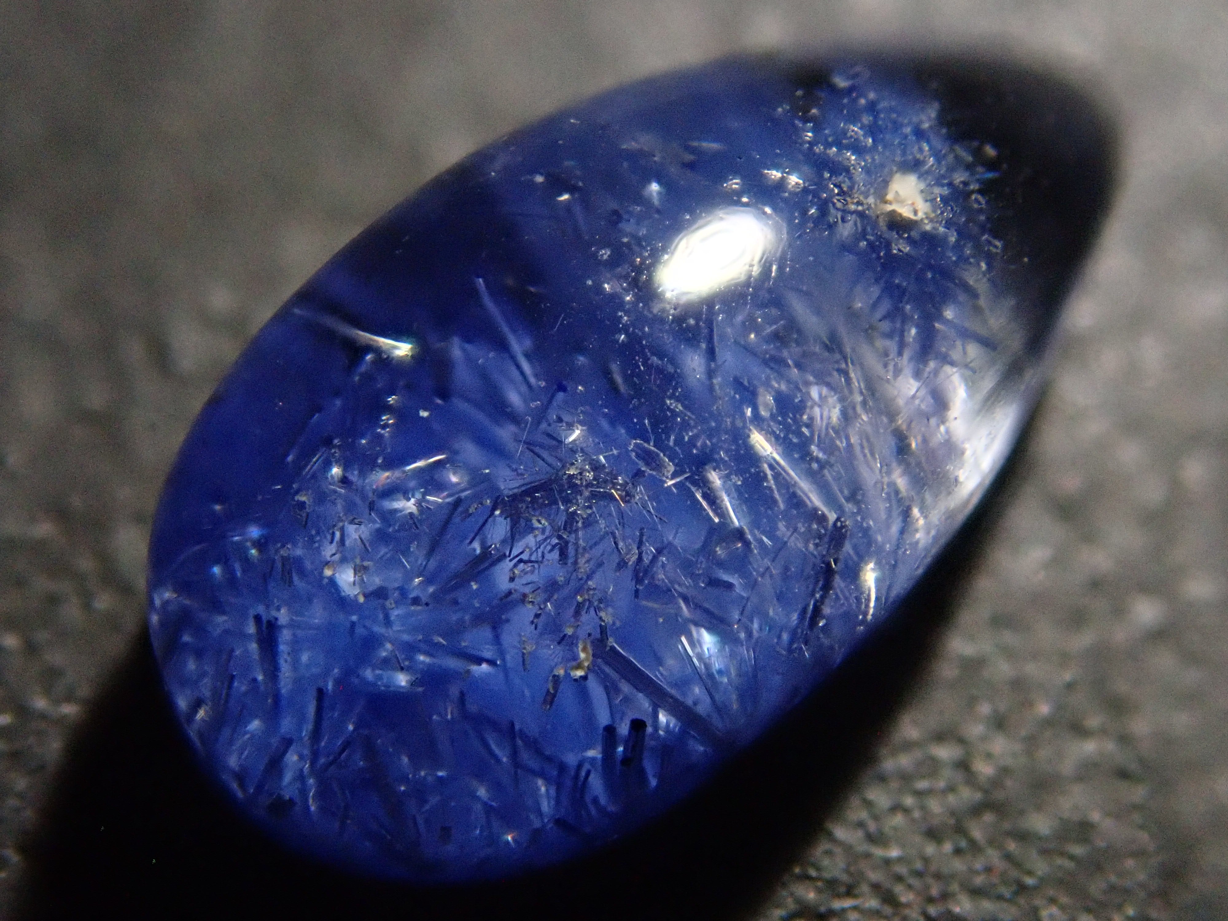 12561977掲載】ブラジル産デュモルチェライトインクォーツ 1.383ctルース