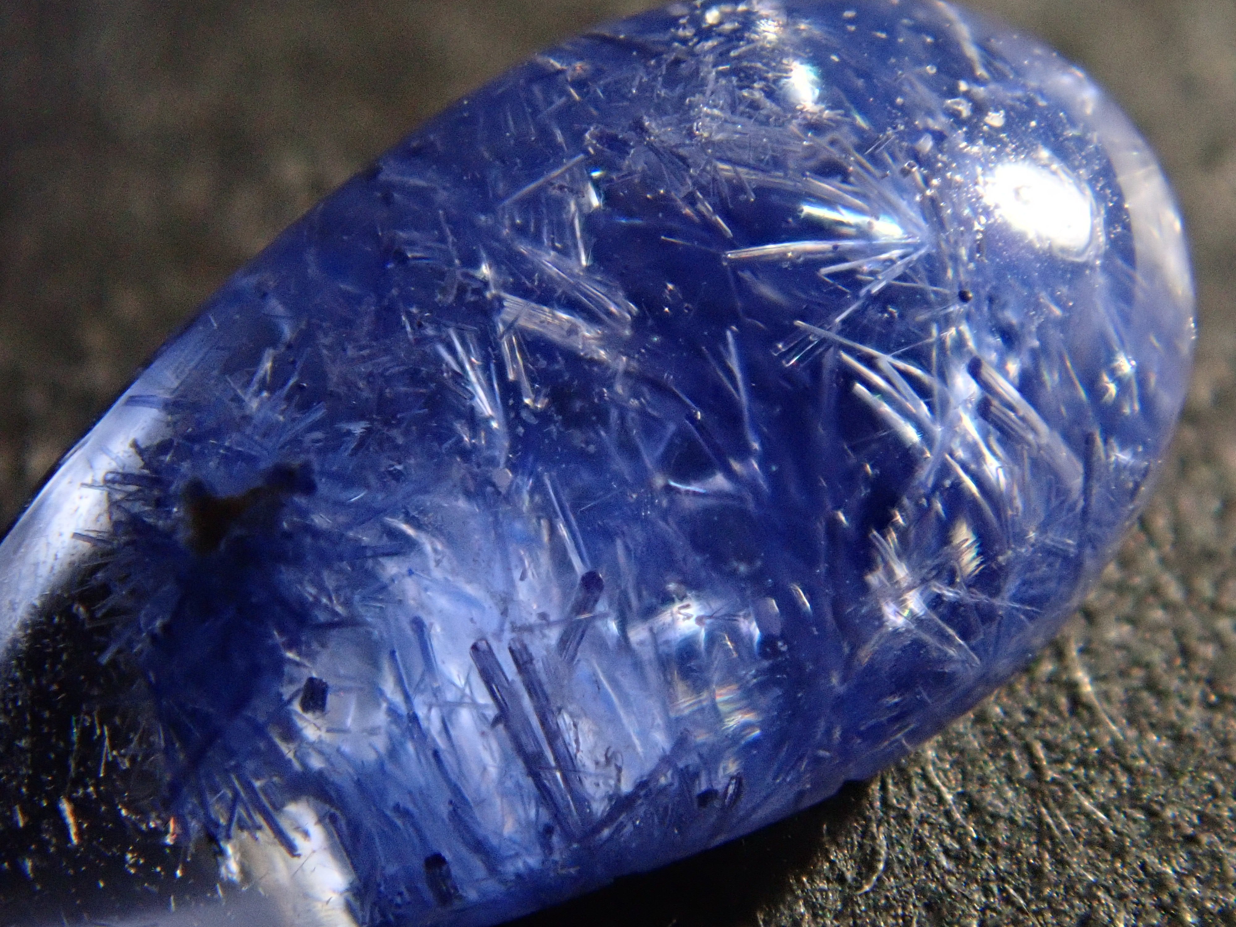 【12561977掲載】ブラジル産デュモルチェライトインクォーツ 1.383ctルース