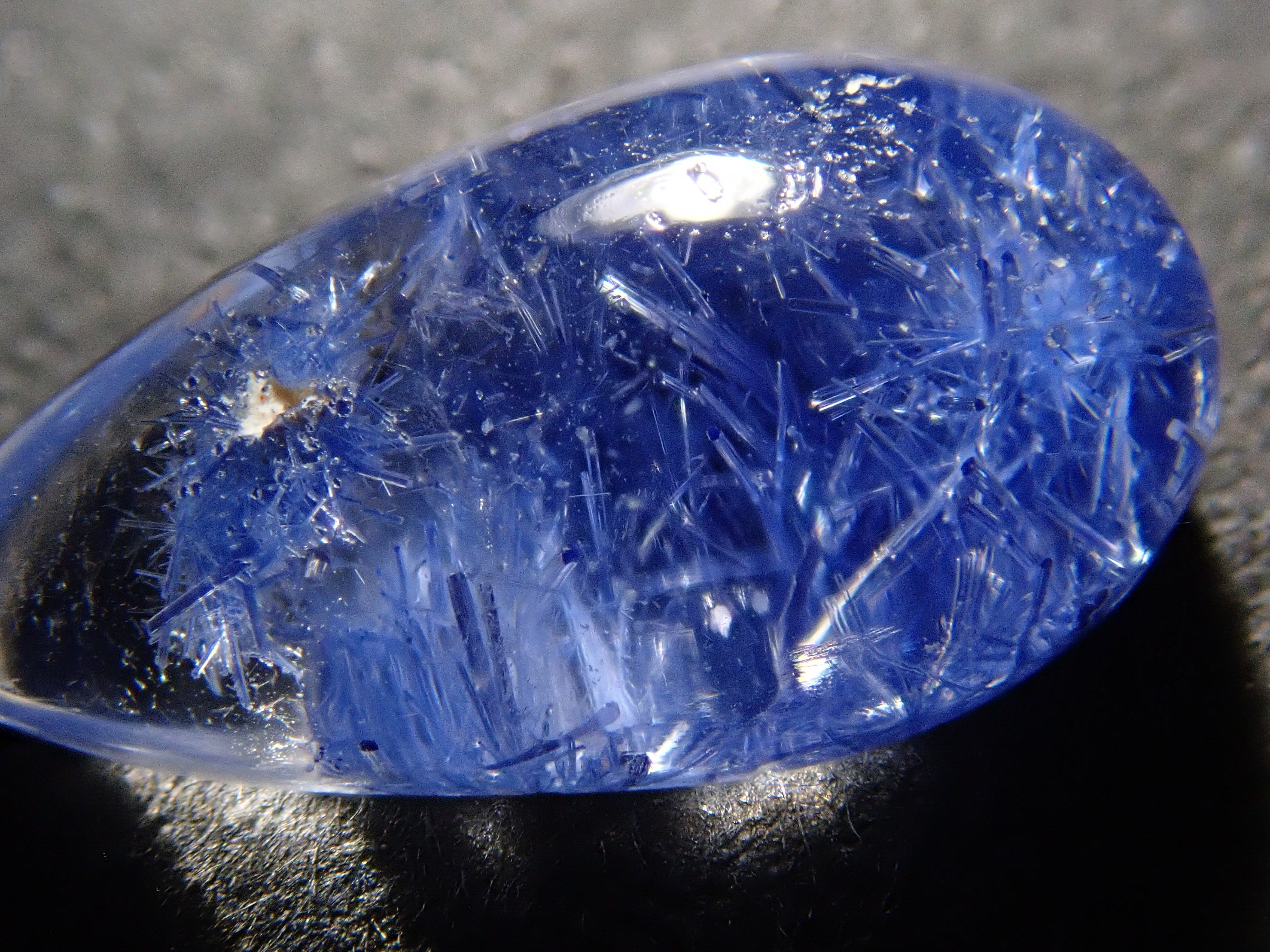 12561977掲載】ブラジル産デュモルチェライトインクォーツ 1.383ctルース