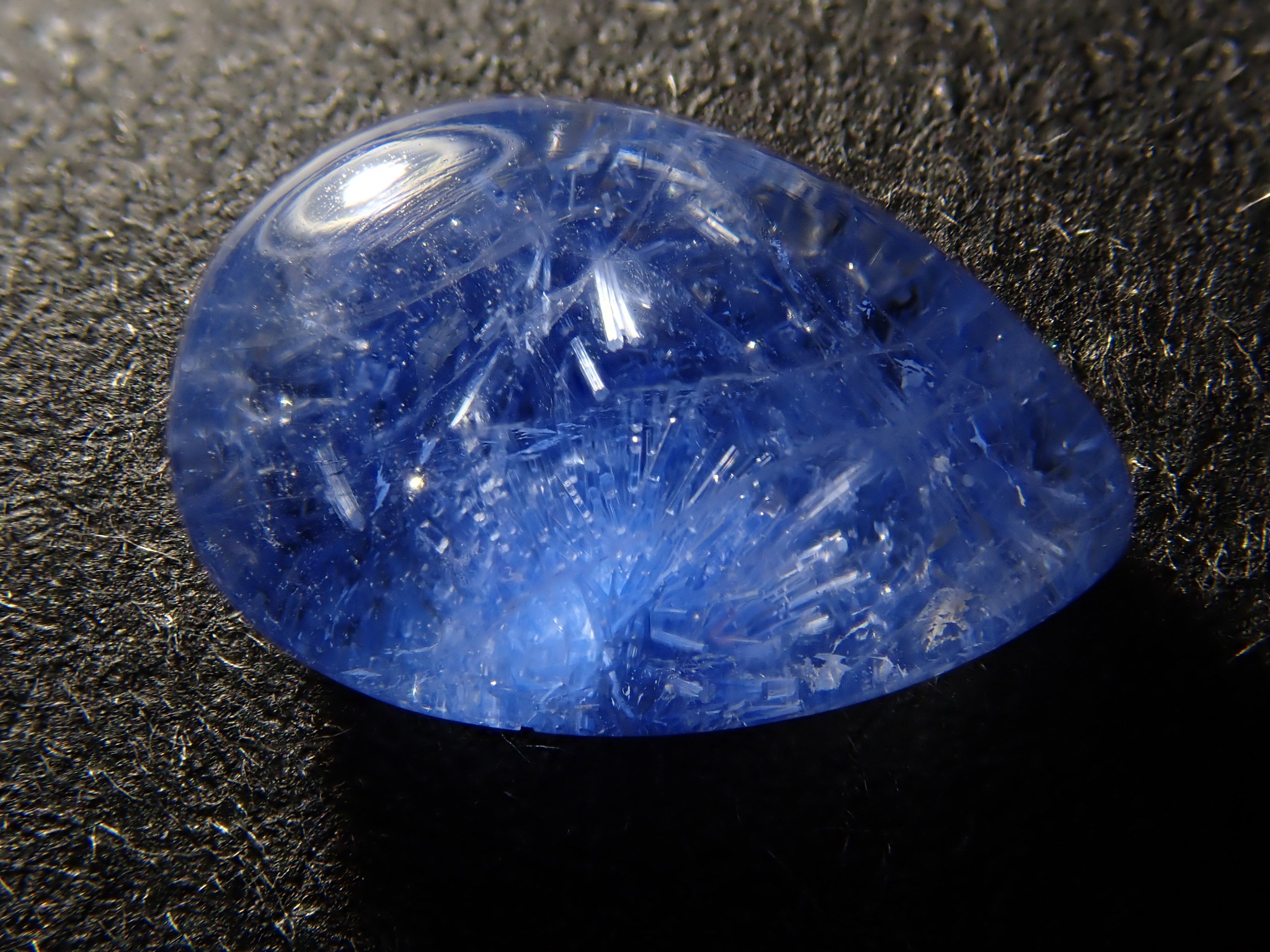 12561978掲載】ブラジル産デュモルチェライトインクォーツ 1.266ctルース