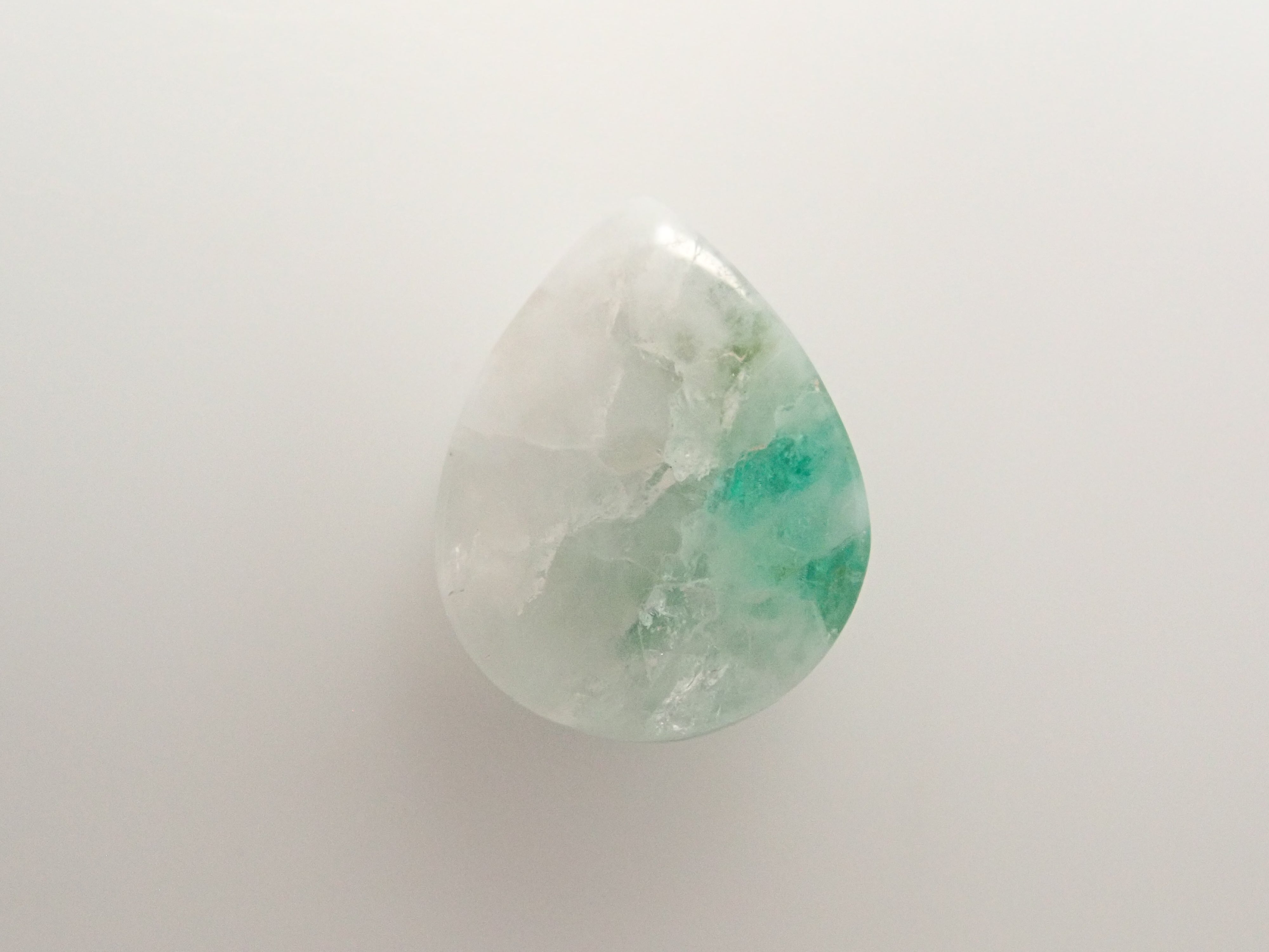 【12561946掲載】ブラジル産エメラルドインクォーツ 2.358ctルース