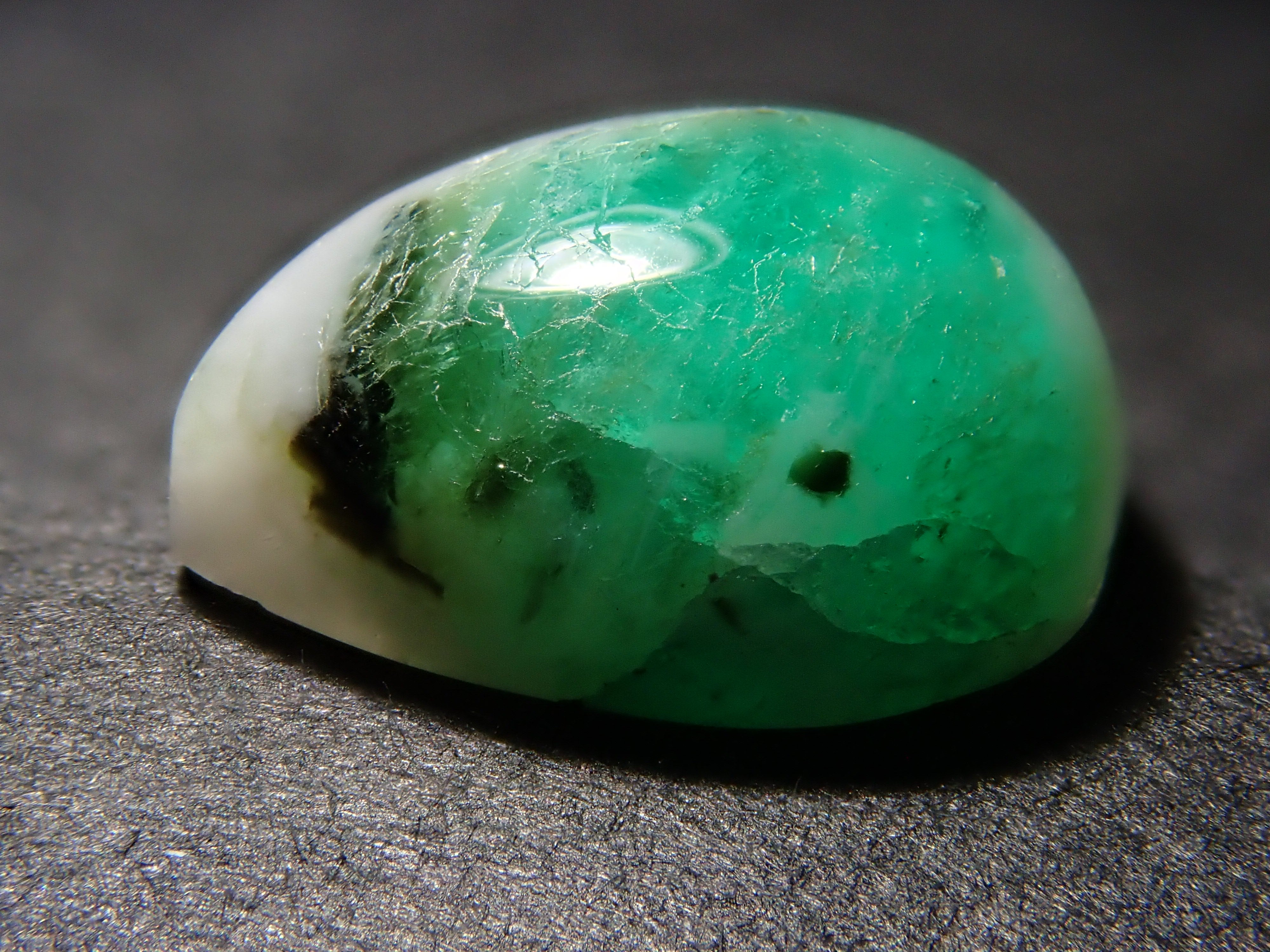 【12561946掲載】ブラジル産エメラルドインクォーツ 2.358ctルース