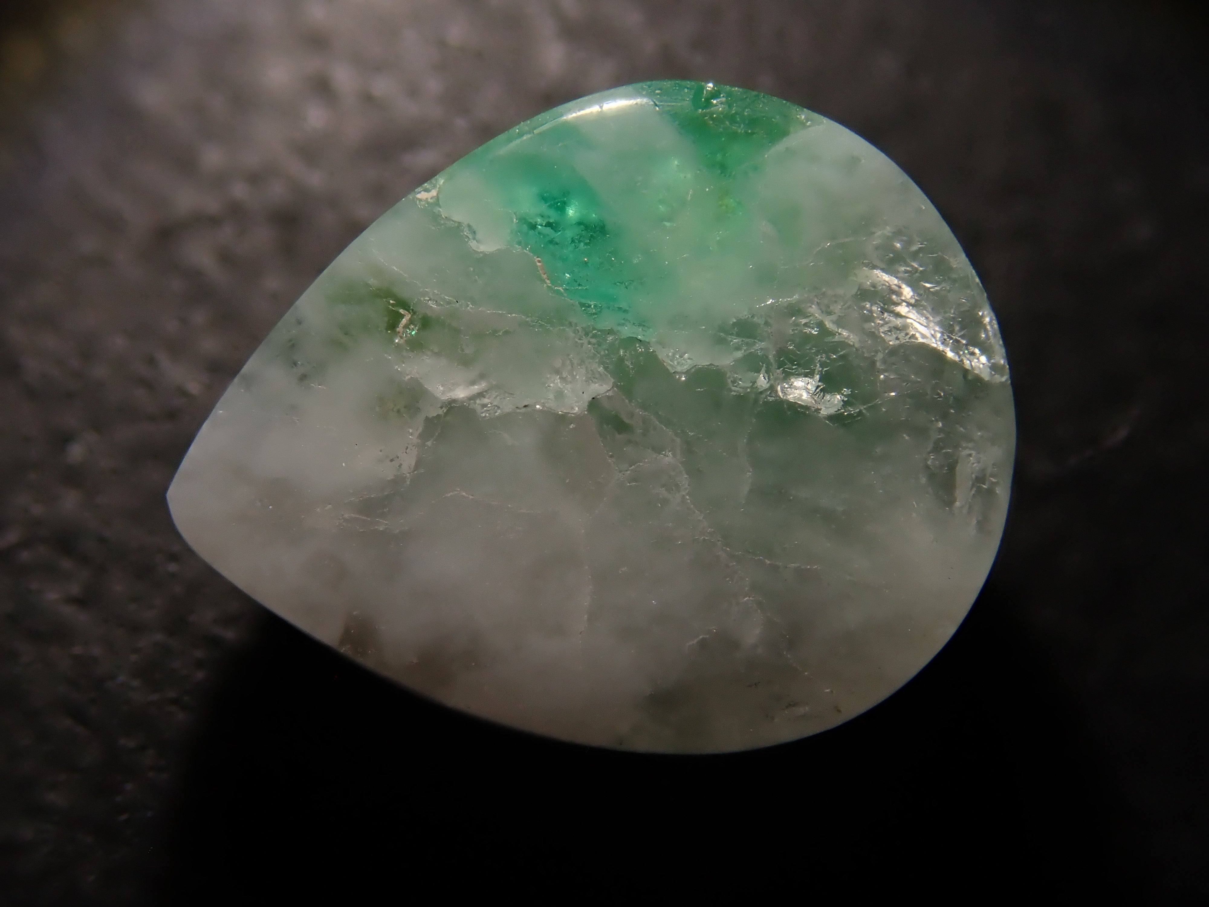 【12561946掲載】ブラジル産エメラルドインクォーツ 2.358ctルース