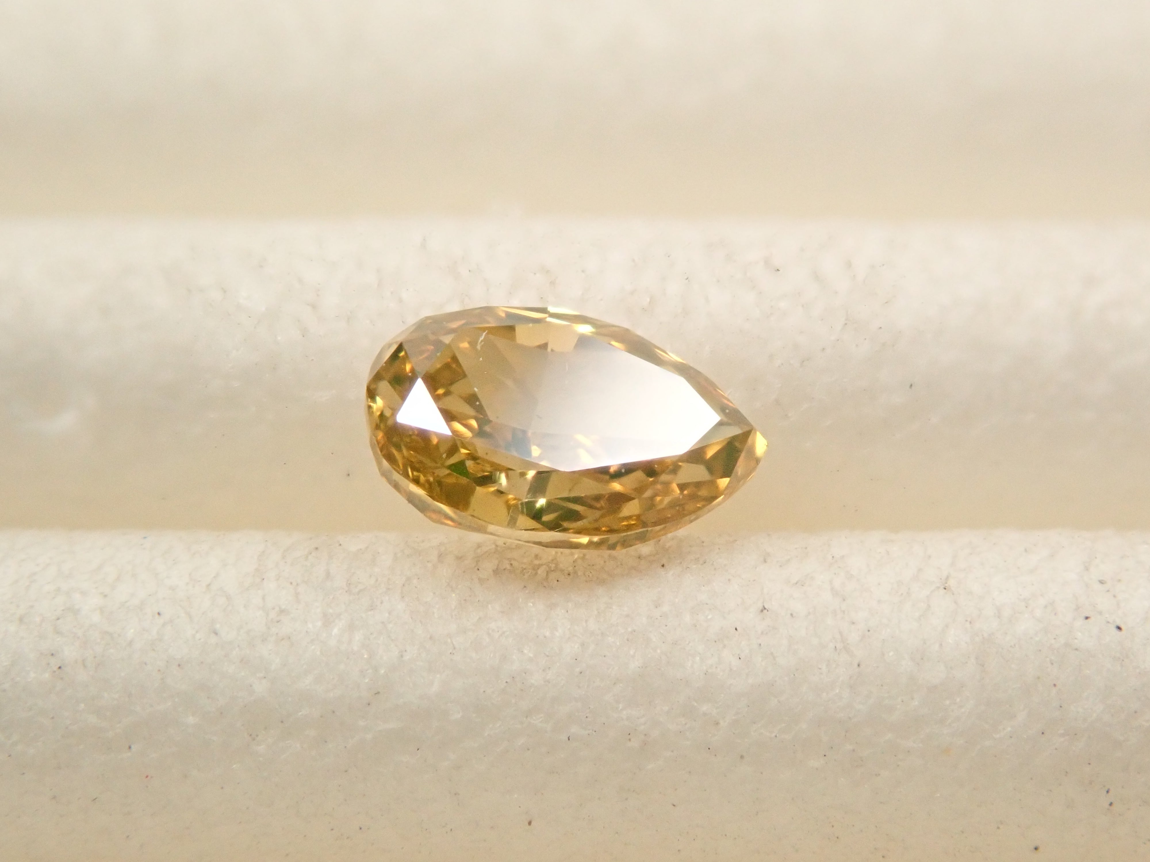 イエローダイヤモンド 0.209ctルース(FANCY DEEP BROWNISH YELLOW, VVS-2)