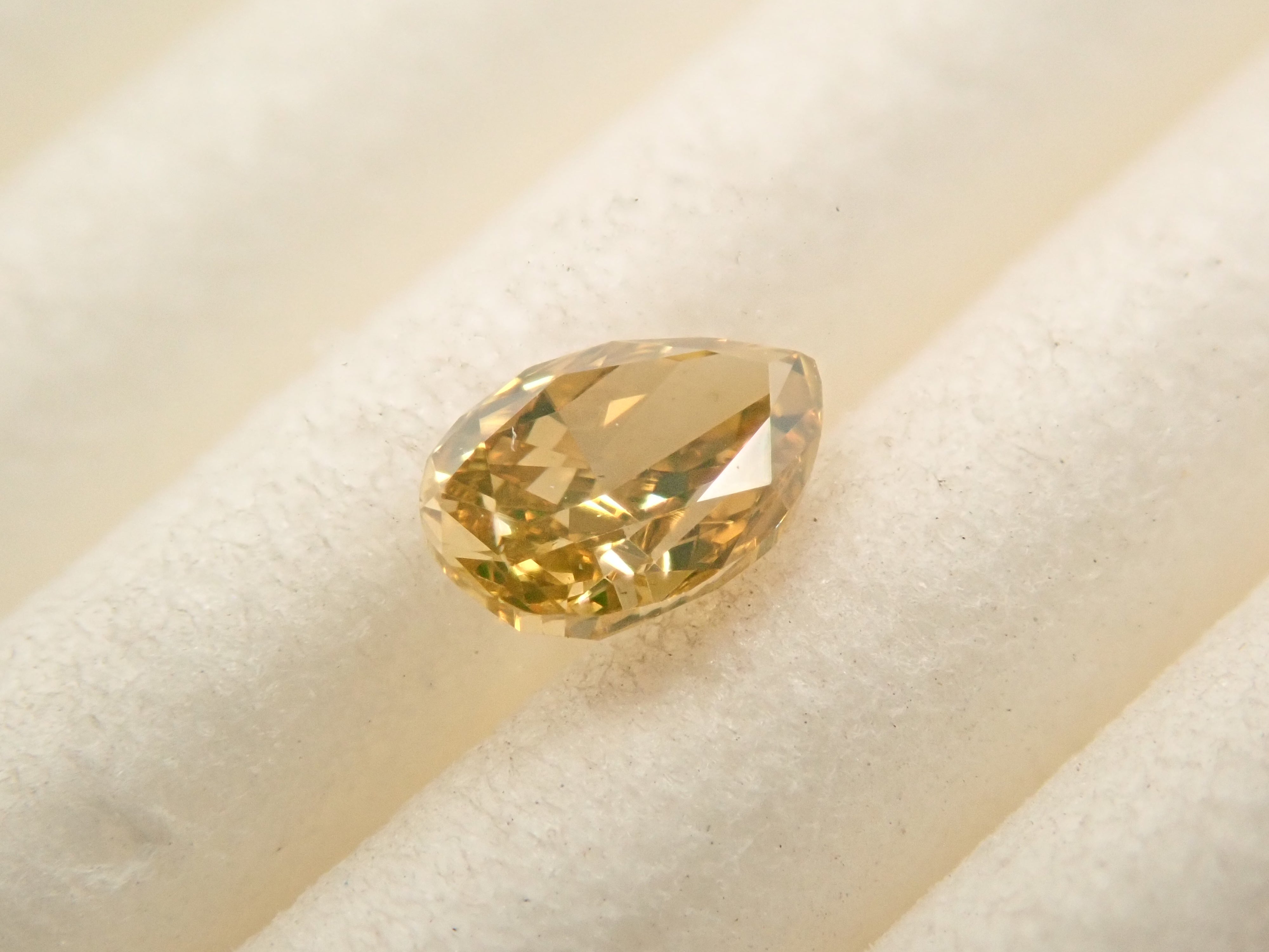 イエローダイヤモンド 0.209ctルース(FANCY DEEP BROWNISH YELLOW, VVS-2)