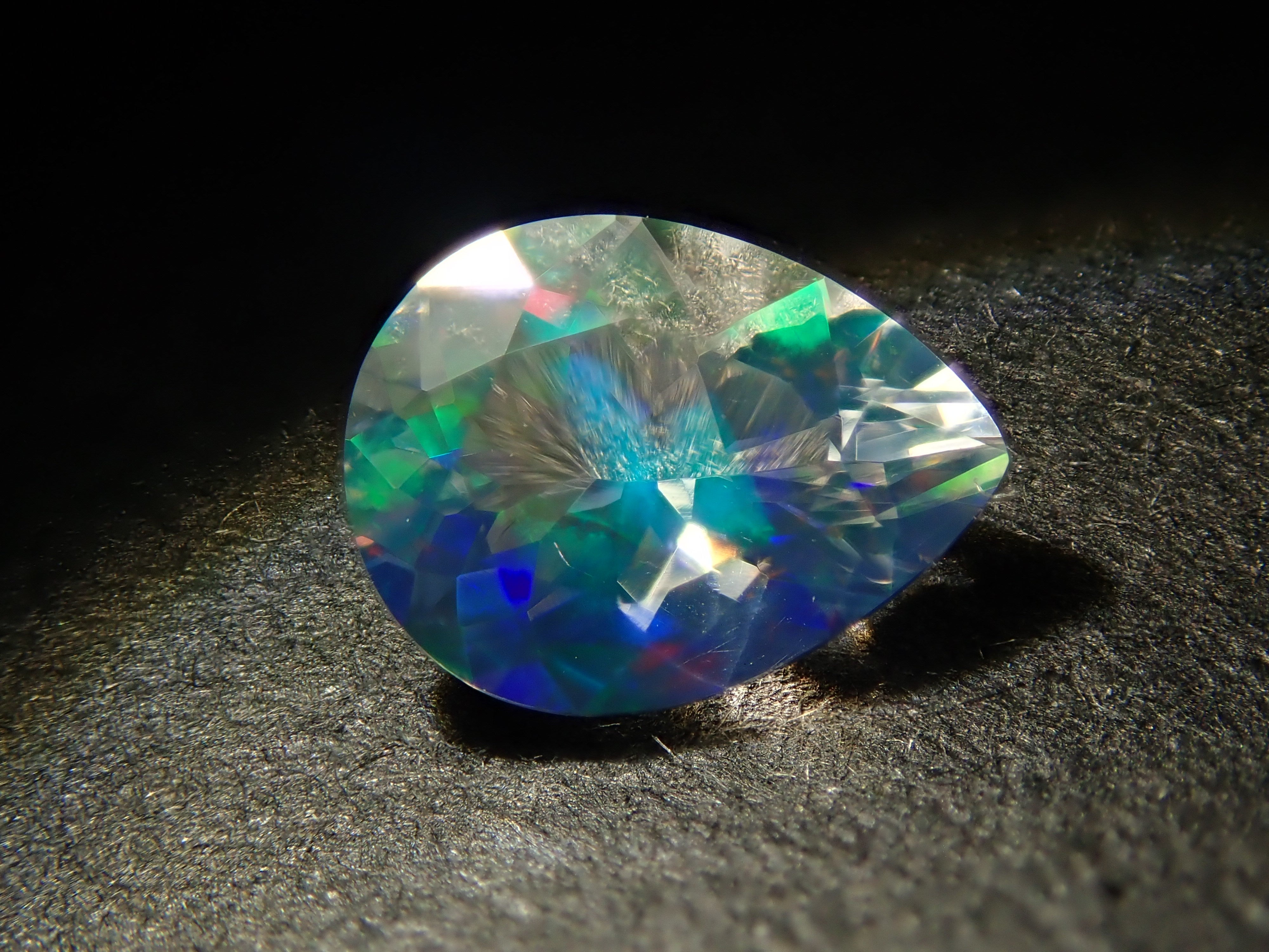 【12561168掲載】メキシコ産ウォーターオパール（ファセットカット） 0.349ctルース