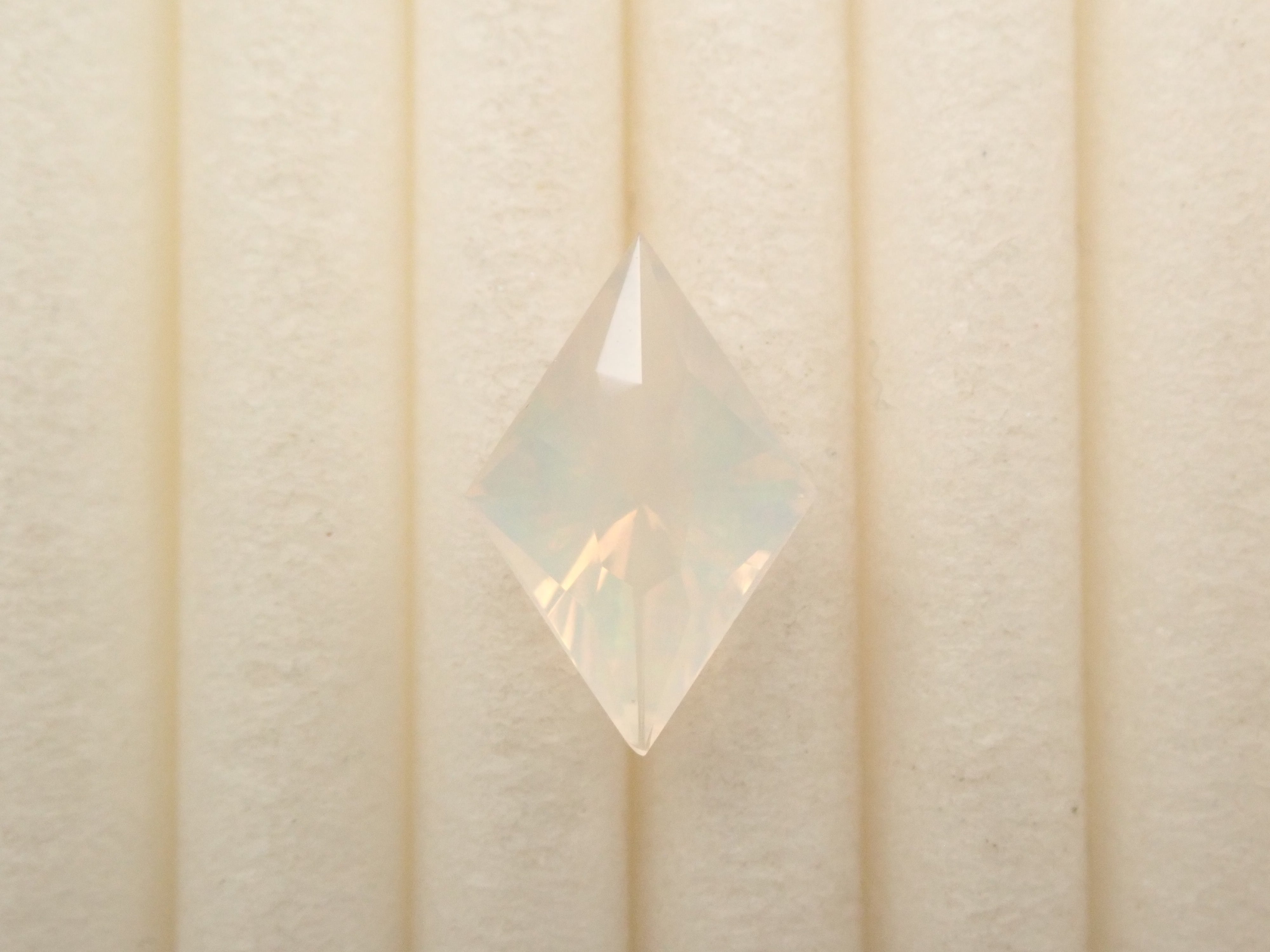 【12561176掲載】メキシコ産オパール（ファセットカット） 0.644ctルース