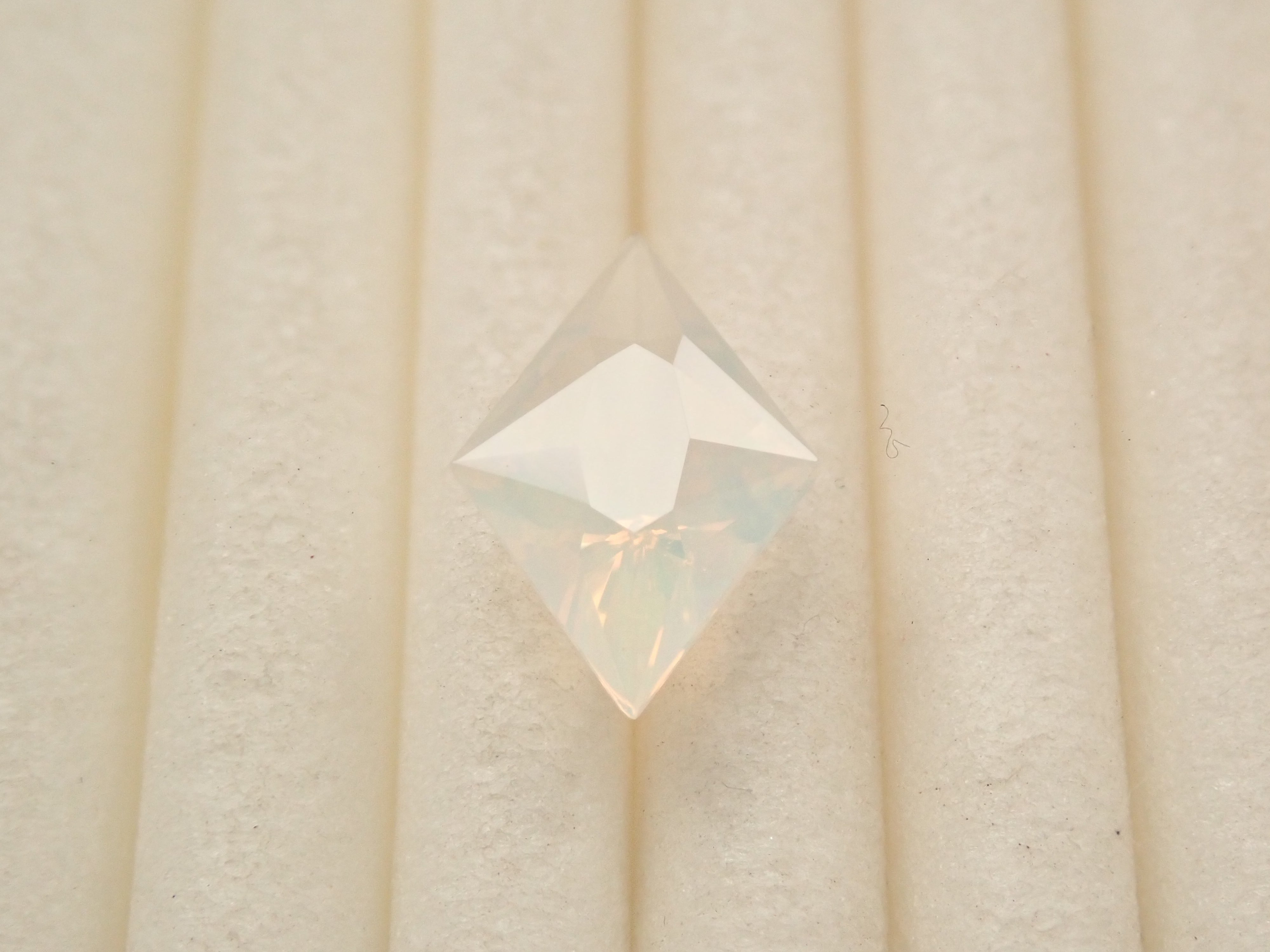 【12561176掲載】メキシコ産オパール（ファセットカット） 0.644ctルース