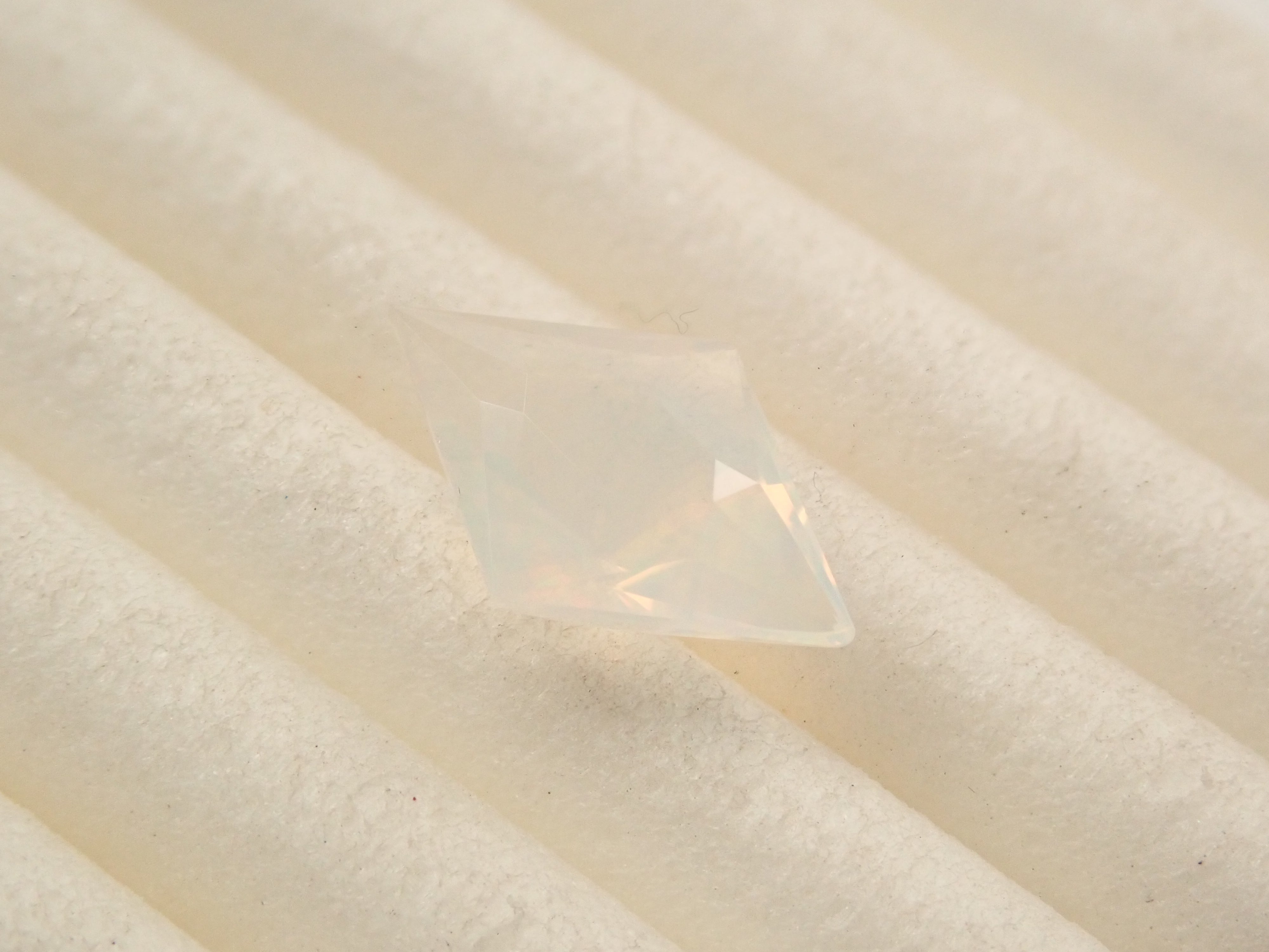 【12561176掲載】メキシコ産オパール（ファセットカット） 0.644ctルース