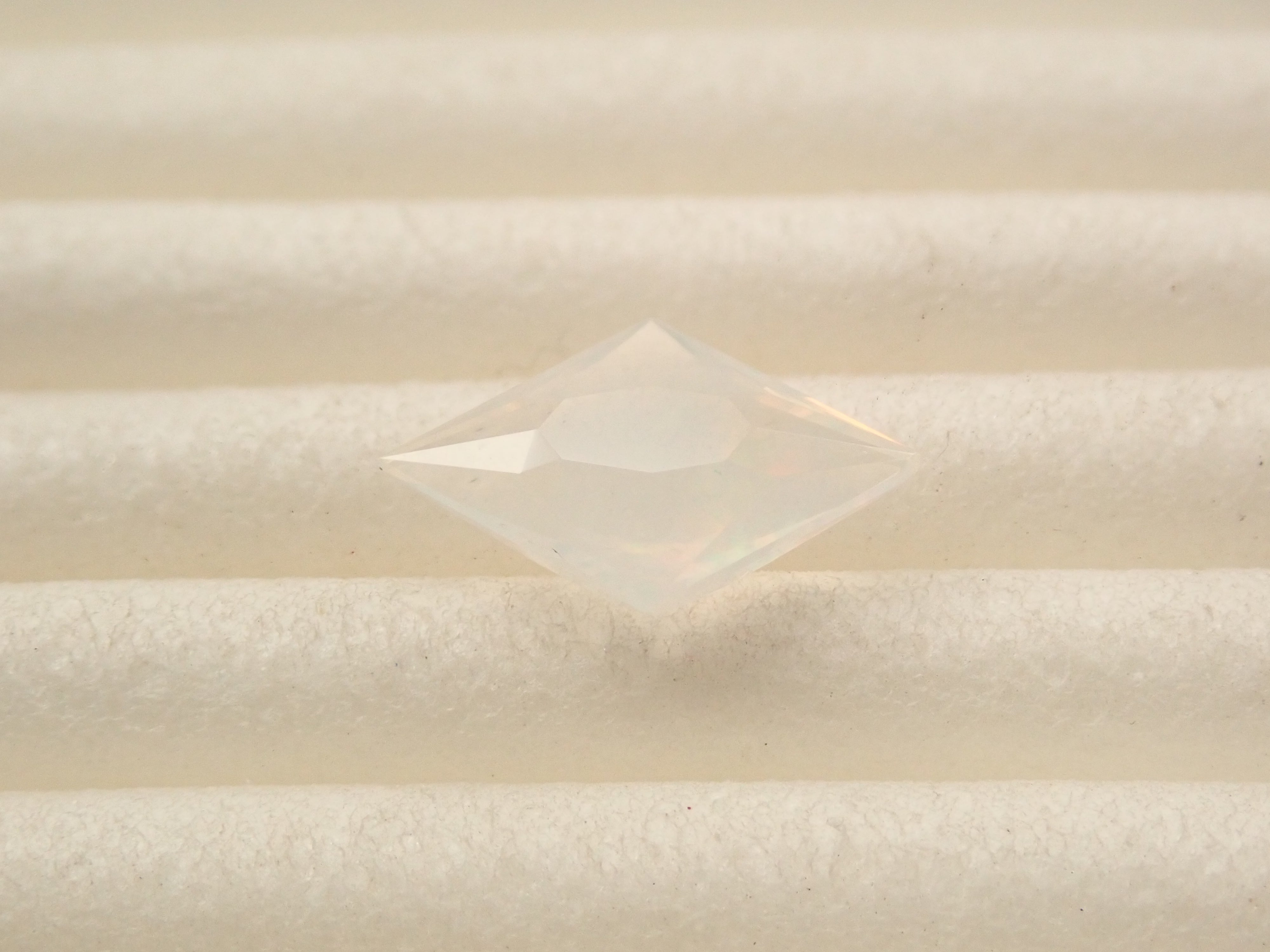 【12561176掲載】メキシコ産オパール（ファセットカット） 0.644ctルース