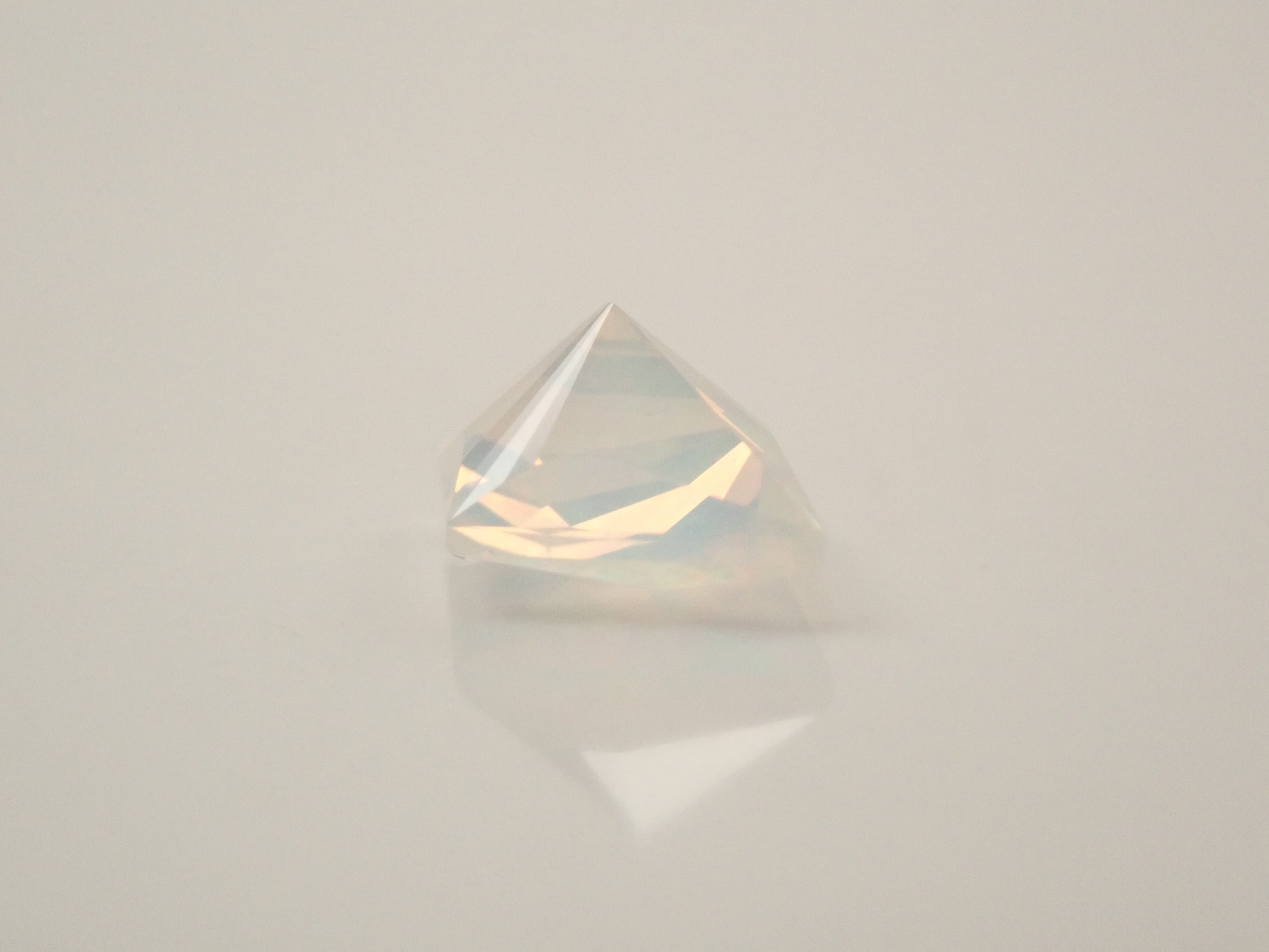 【12561176掲載】メキシコ産オパール（ファセットカット） 0.644ctルース