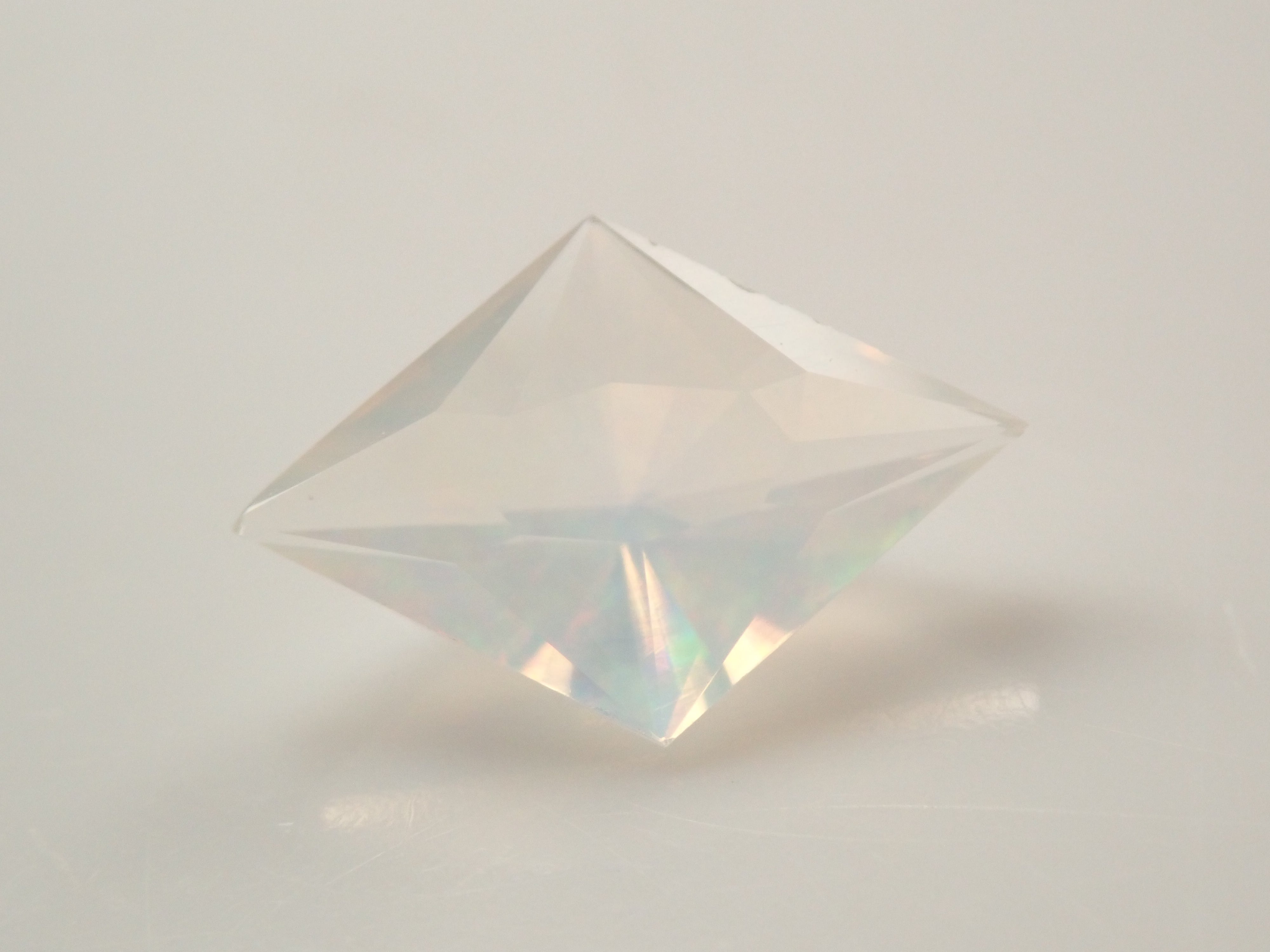 【12561176掲載】メキシコ産オパール（ファセットカット） 0.644ctルース